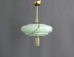 Lámpara colgante Art Déco, pantalla de cristal, soporte de latón, Alemania, década de 1930