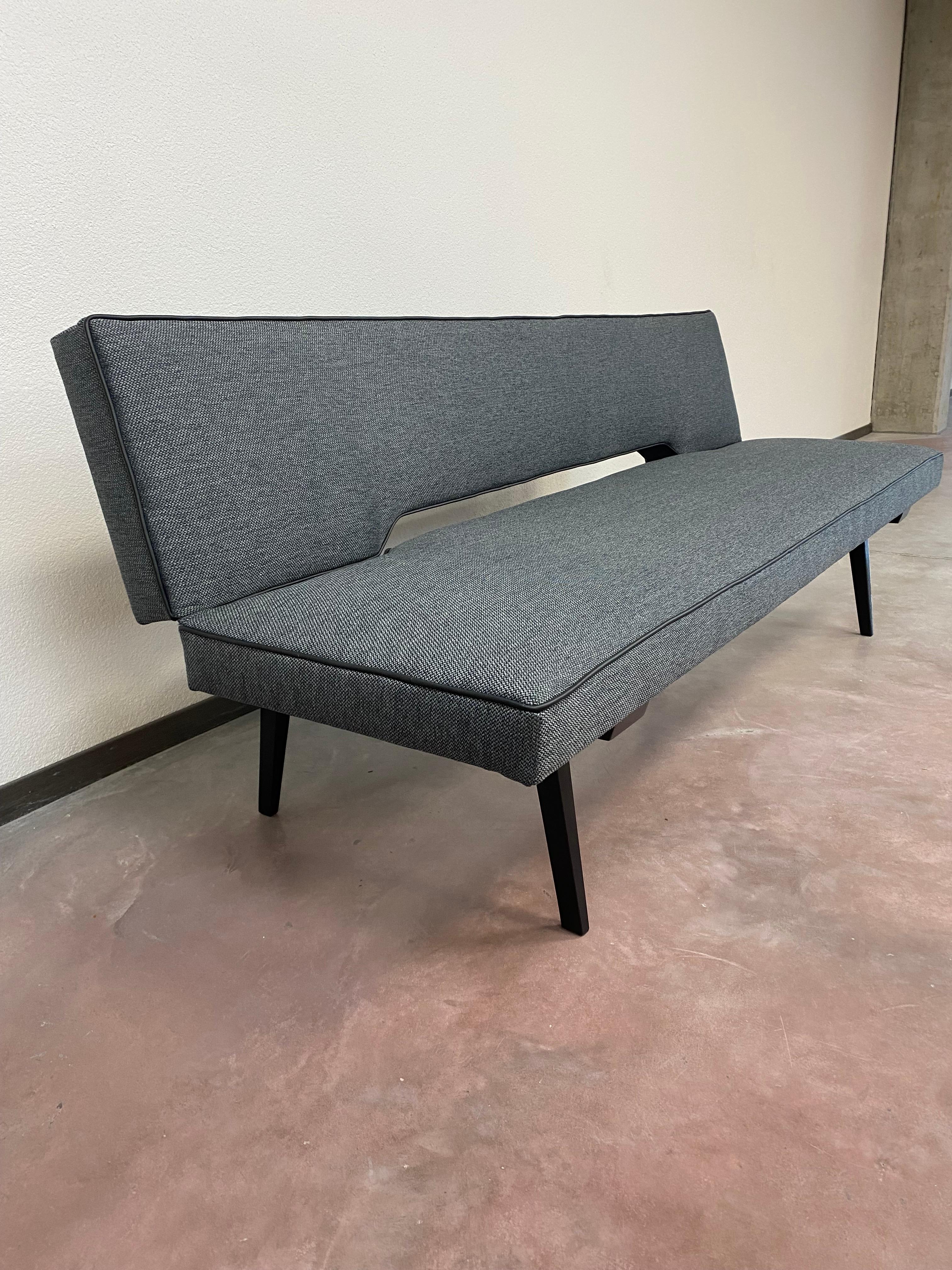 Mid-Century Modern daybed by Miroslav Navrátil 4