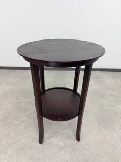 Wiener Sezession-Beistelltisch aus gebogenem Holz mit zwei Ablagen