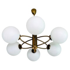 Lampadario a 6 luci in stile Mid-Century Modern con sfere in ottone e vetro opalino