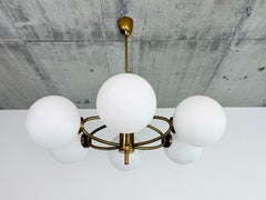 Lampadario a 6 luci in stile Mid-Century Modern con sfere in ottone e vetro opalino