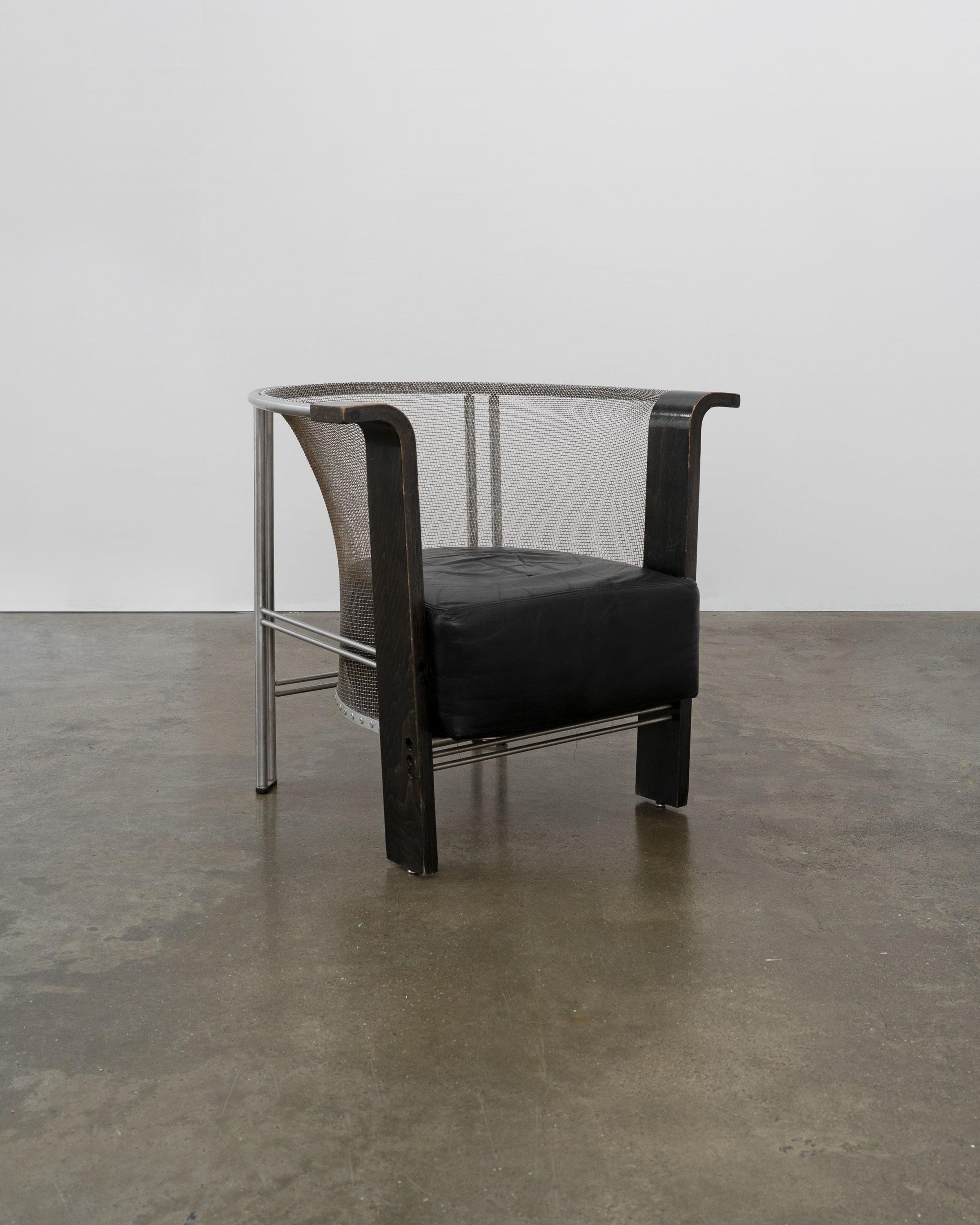 Sillón postmoderno de acero y madera curvada de Franco Bulfoni, c.1990 en Bueno estado para la venta en Surbiton, GB