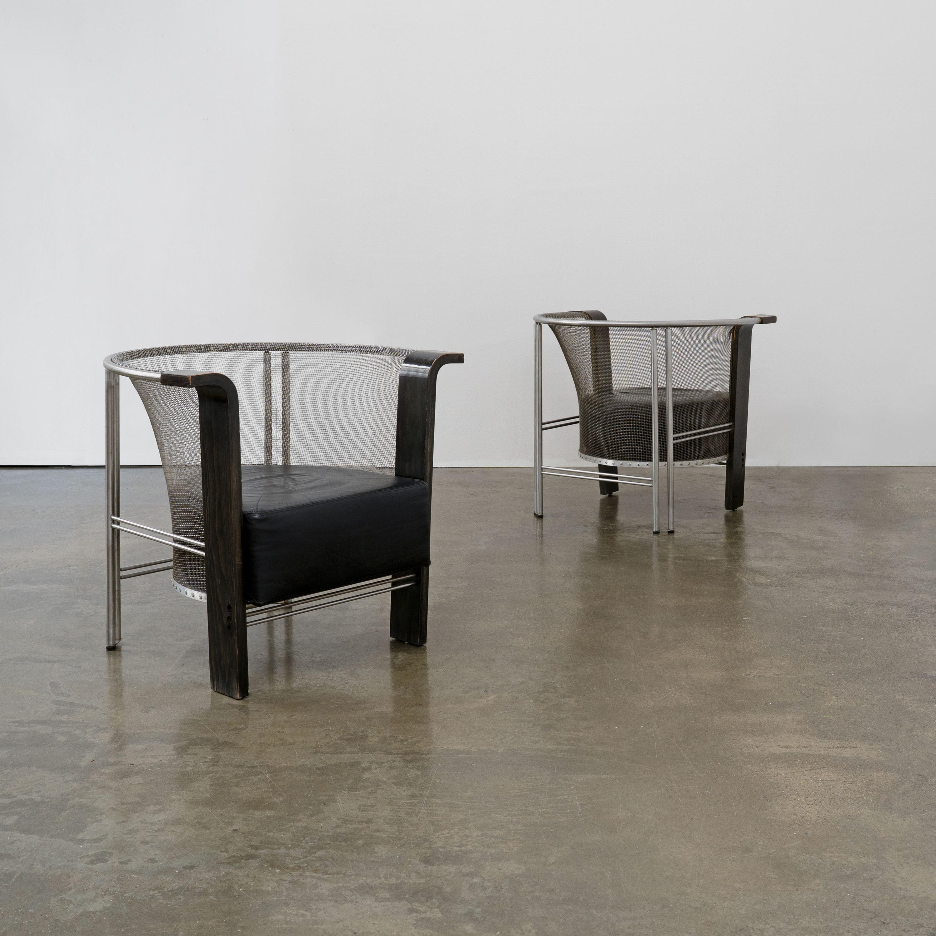 Sillón postmoderno diseñado por Franco Bulfoni y fabricado por su Bulfoni Franco & Co. en San Giovanni, Italia, en la década de 1990. Fabricado en tubo de acero inoxidable, malla de acero inoxidable y madera curvada, con detalles de remaches en la