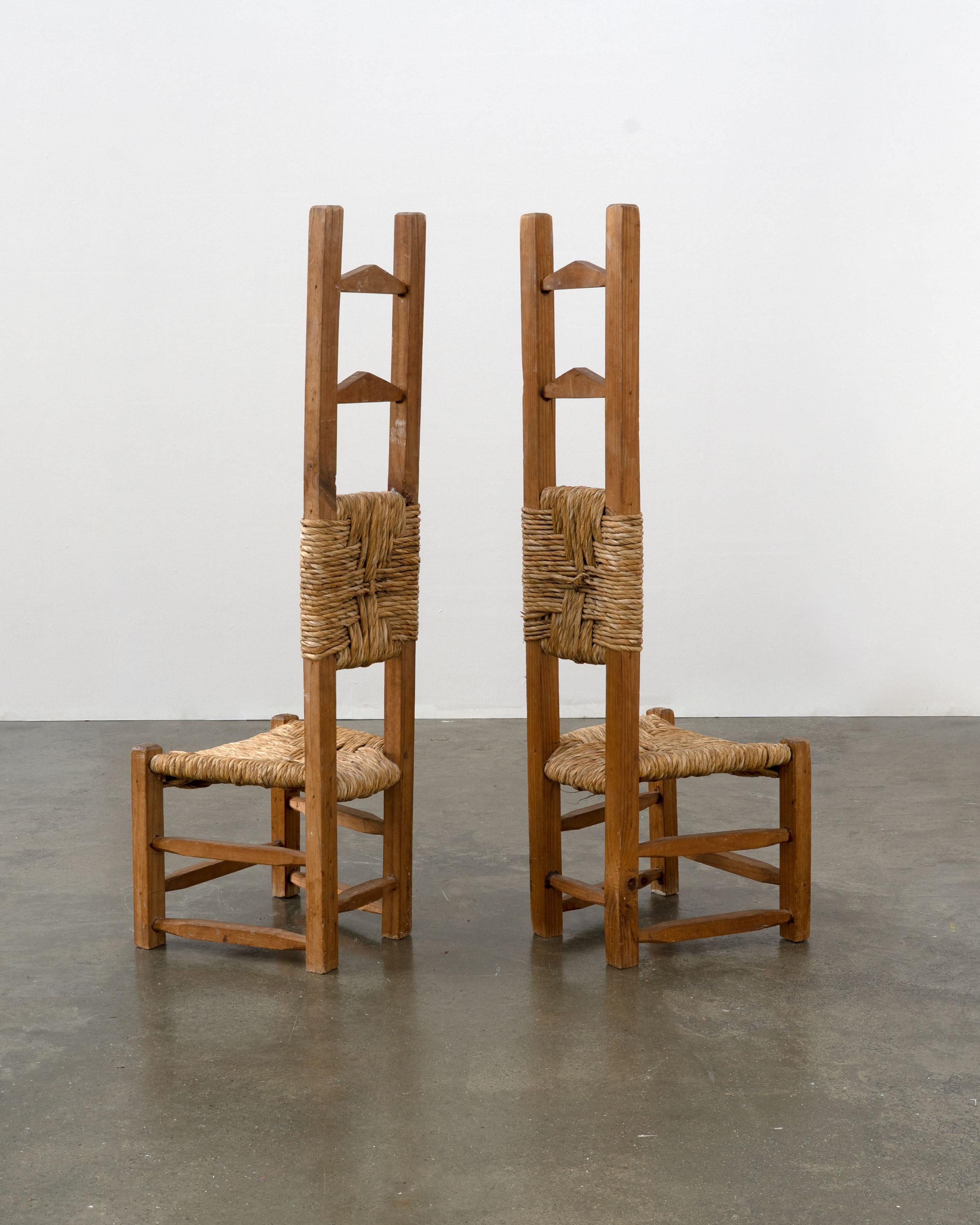 Deux petites chaises en pin et en jonc, fabriquées artisanalement au Chili, c.C.1960. 

Le prix est indiqué par chaise.

Dimensions (cm, environ) :
Hauteur : 109
Largeur : 32
Profondeur : 35

Condit : Bon état vintage avec des imperfections mineures.