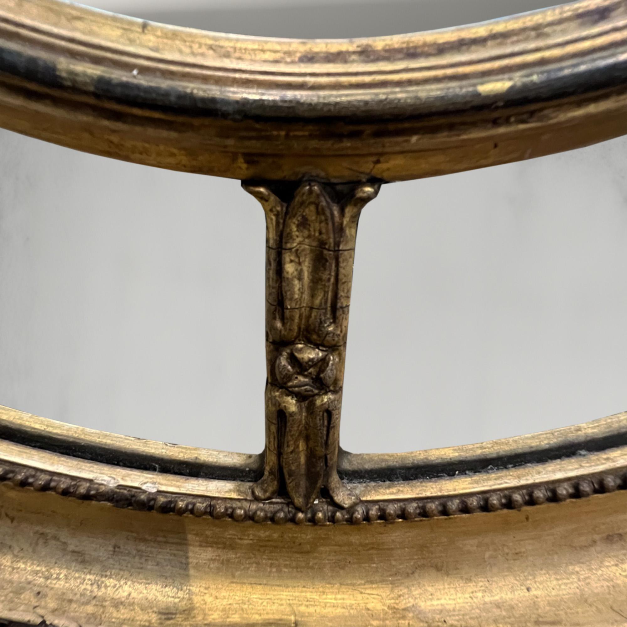 Questo delizioso specchio decorativo è stato realizzato in Francia alla fine del XIX secolo.

Il bordo della cornice è impreziosito da nastri e perline - guarda attentamente tutte le nostre foto per vedere l'intricato disegno sul legno. 

Bella