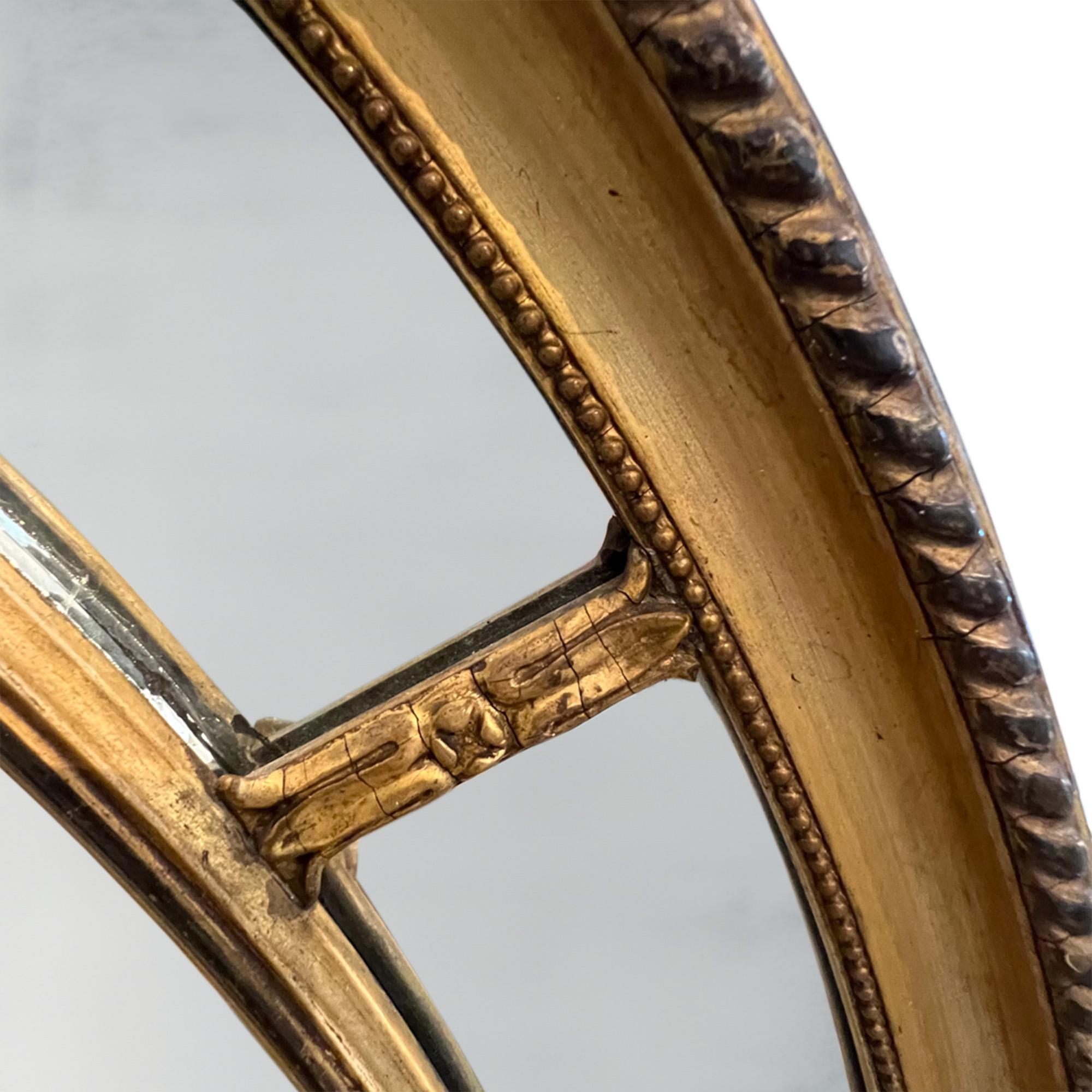 Francese Grande specchio ovale in legno dorato francese della fine del XIX secolo in vendita