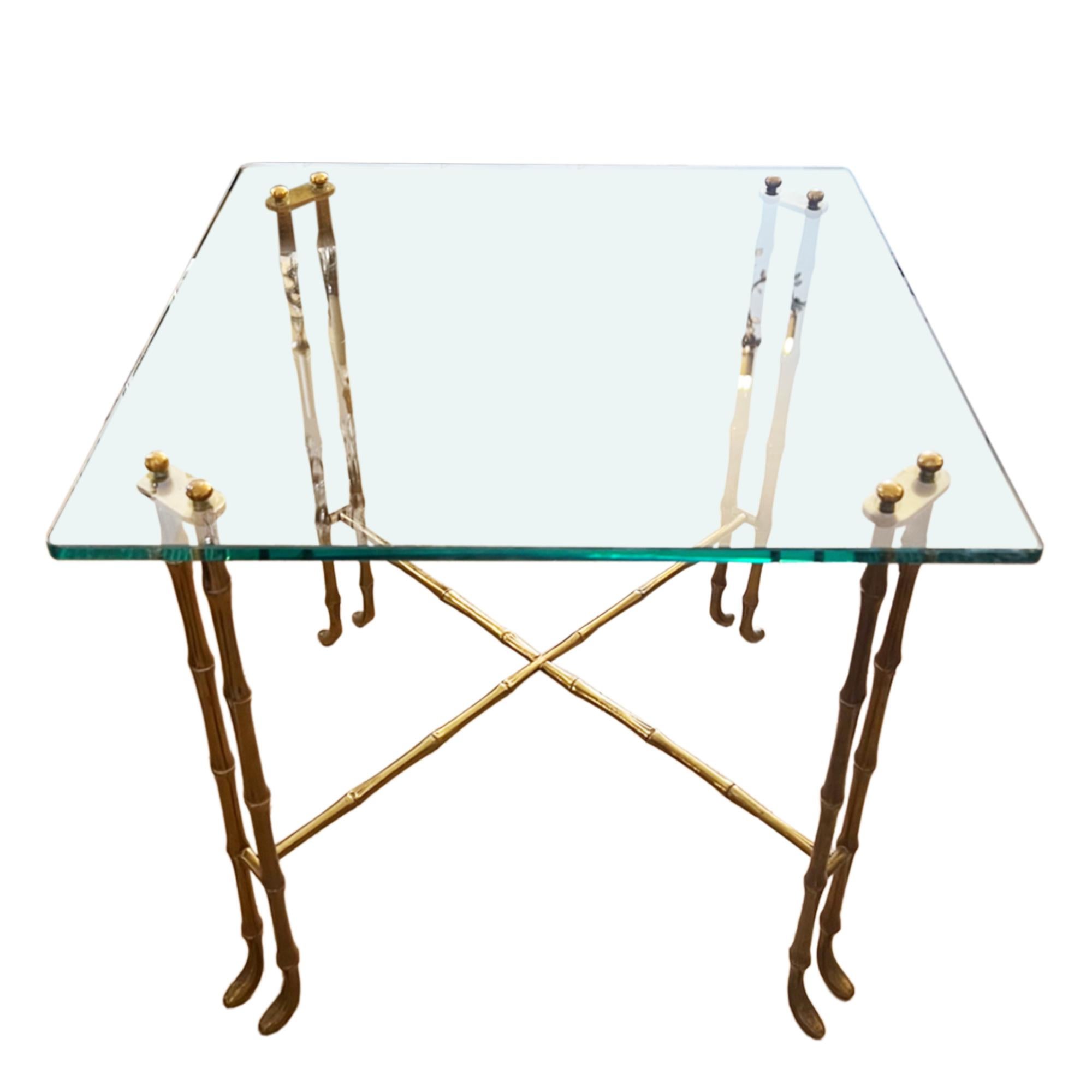 Une paire chic de tables d'appoint en laiton et faux bambou fabriquées en France dans les années 1970. 

Un très beau moulage - jetez un coup d'œil à toutes nos photos pour voir les détails sur le bambou et les fixations intéressantes qui attachent