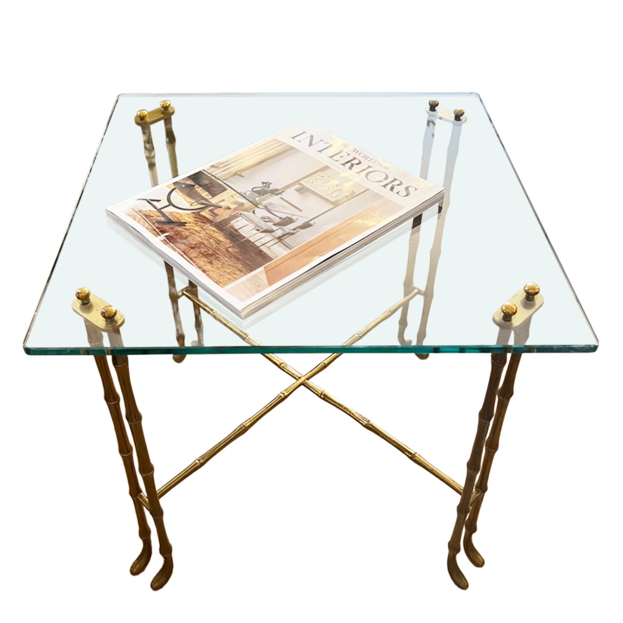 Mid-Century Modern Paire de tables d'appoint en faux bambou, laiton et verre des années 1970 en vente