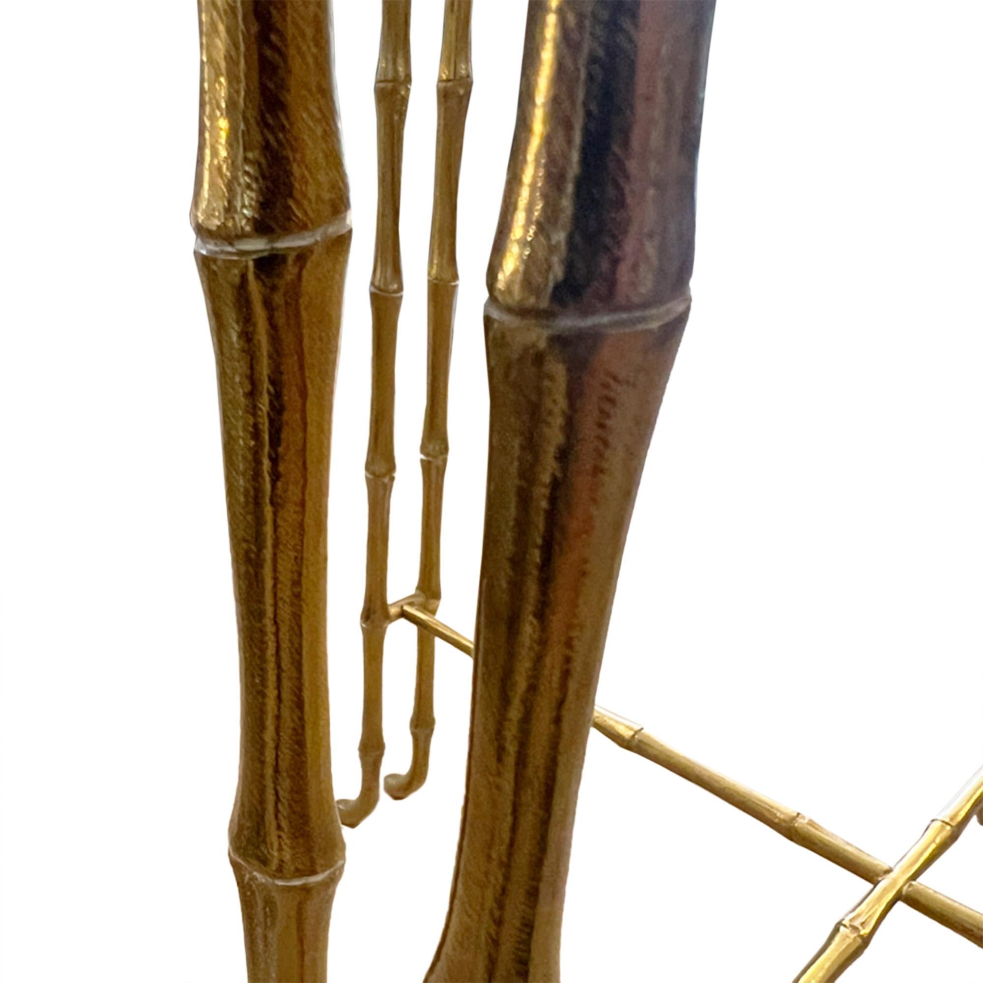 Laiton Paire de tables d'appoint en faux bambou, laiton et verre des années 1970 en vente