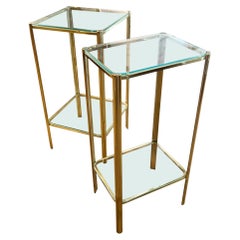 Près d'une paire de tables d'appoint à deux niveaux du milieu du siècle dernier par Jacques LePelletier