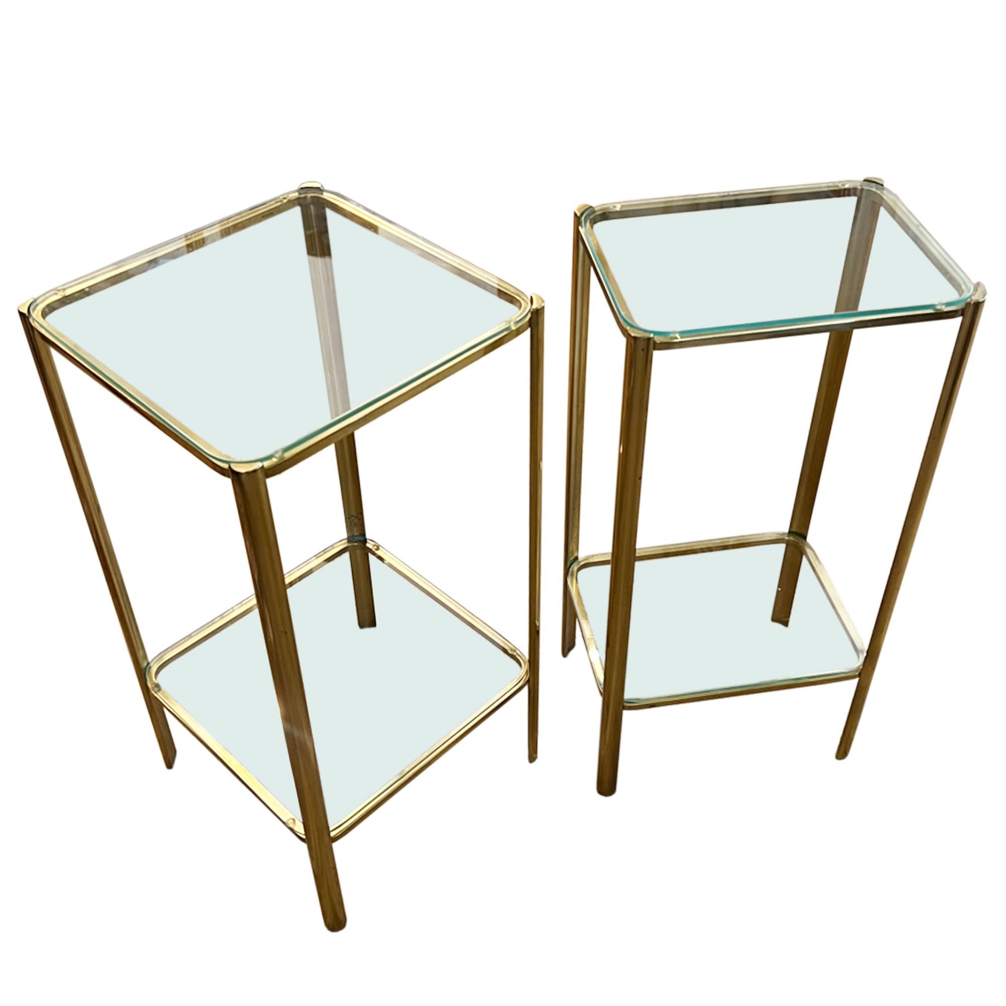 Une paire de tables d'appoint proches de la modernité du milieu du siècle, au design minimaliste de Jacques LePelletier - qui travaillait à Paris dans les années 1960. 

Nous vendons ces tables par paire - ou individuellement. Le prix indiqué est