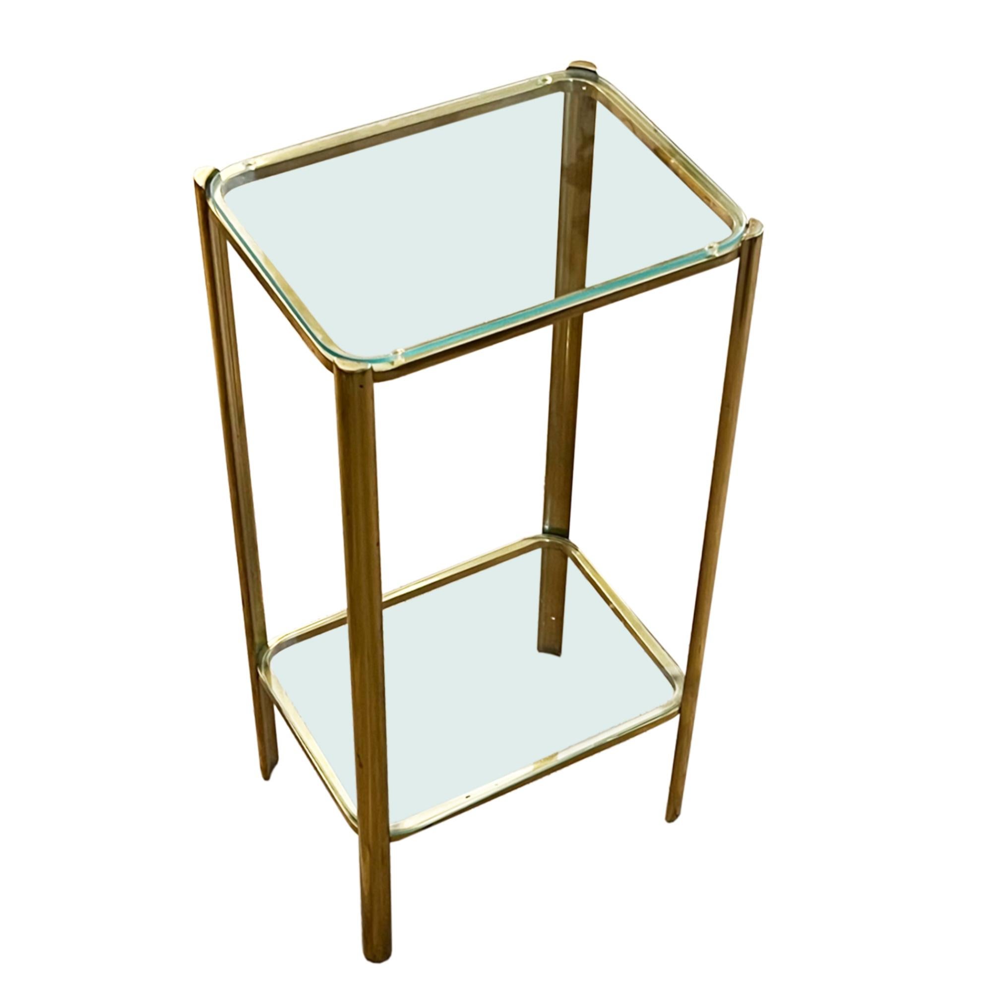 Mid-Century Modern Près d'une paire de tables d'appoint à deux niveaux du milieu du siècle dernier par Jacques LePelletier en vente