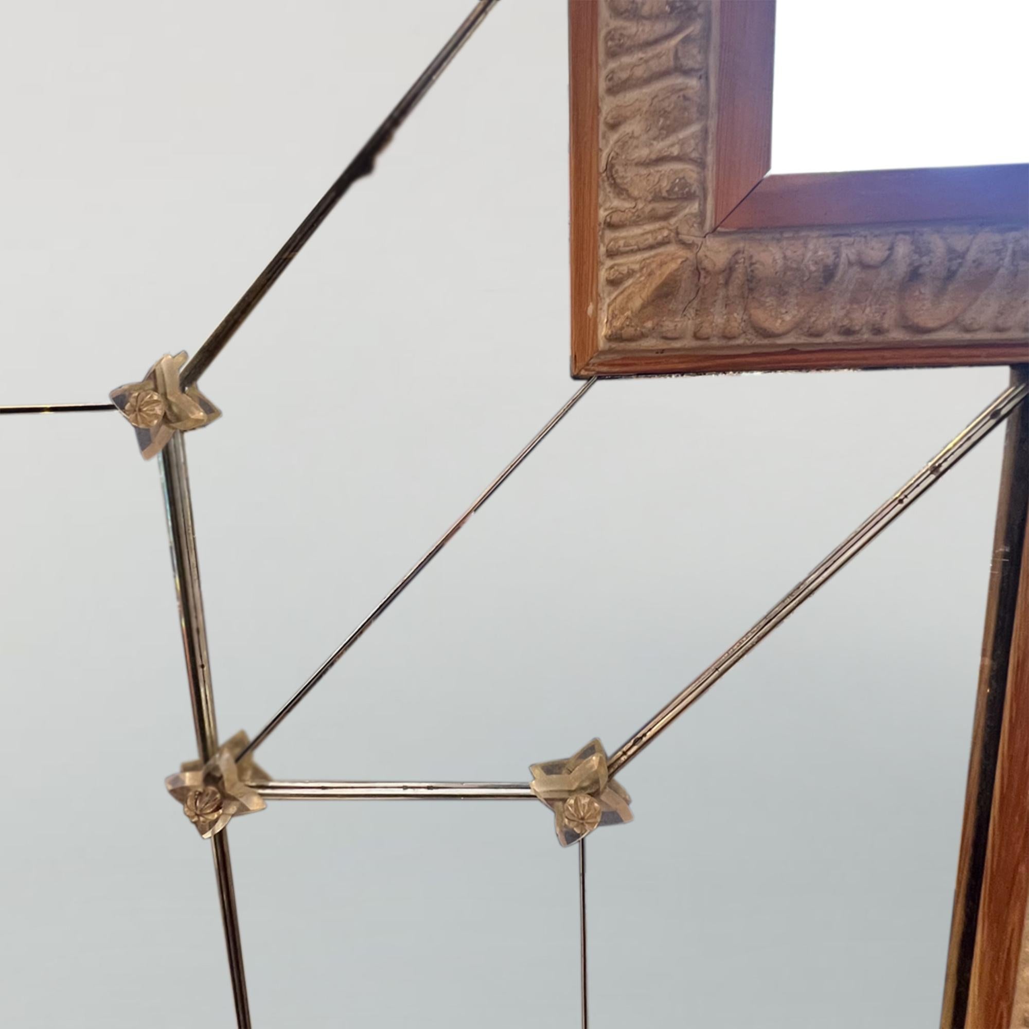Ce grand miroir mural sectionnel Art Deco présente un cadre et des panneaux en bois décorés. Il a été fabriqué en France dans les années 1920.

De style Art déco, il présente une silhouette en escalier et des moulures complexes. Ce miroir est