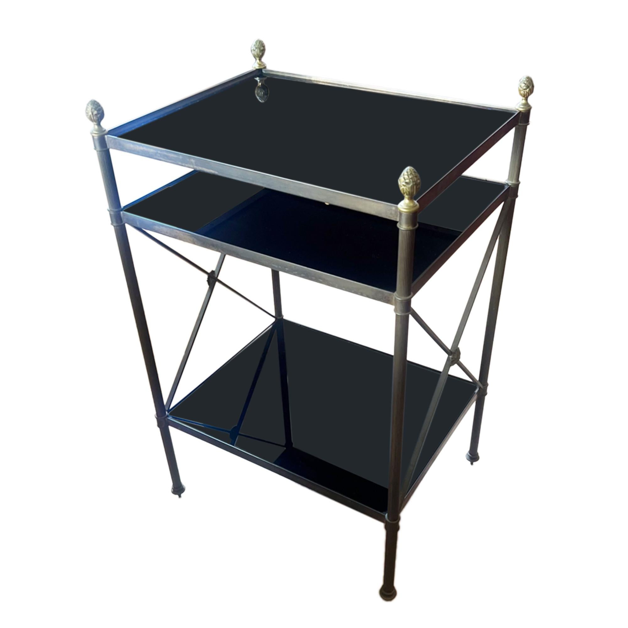 Français Table à trois plateaux en verre noir de style français du milieu du siècle en vente