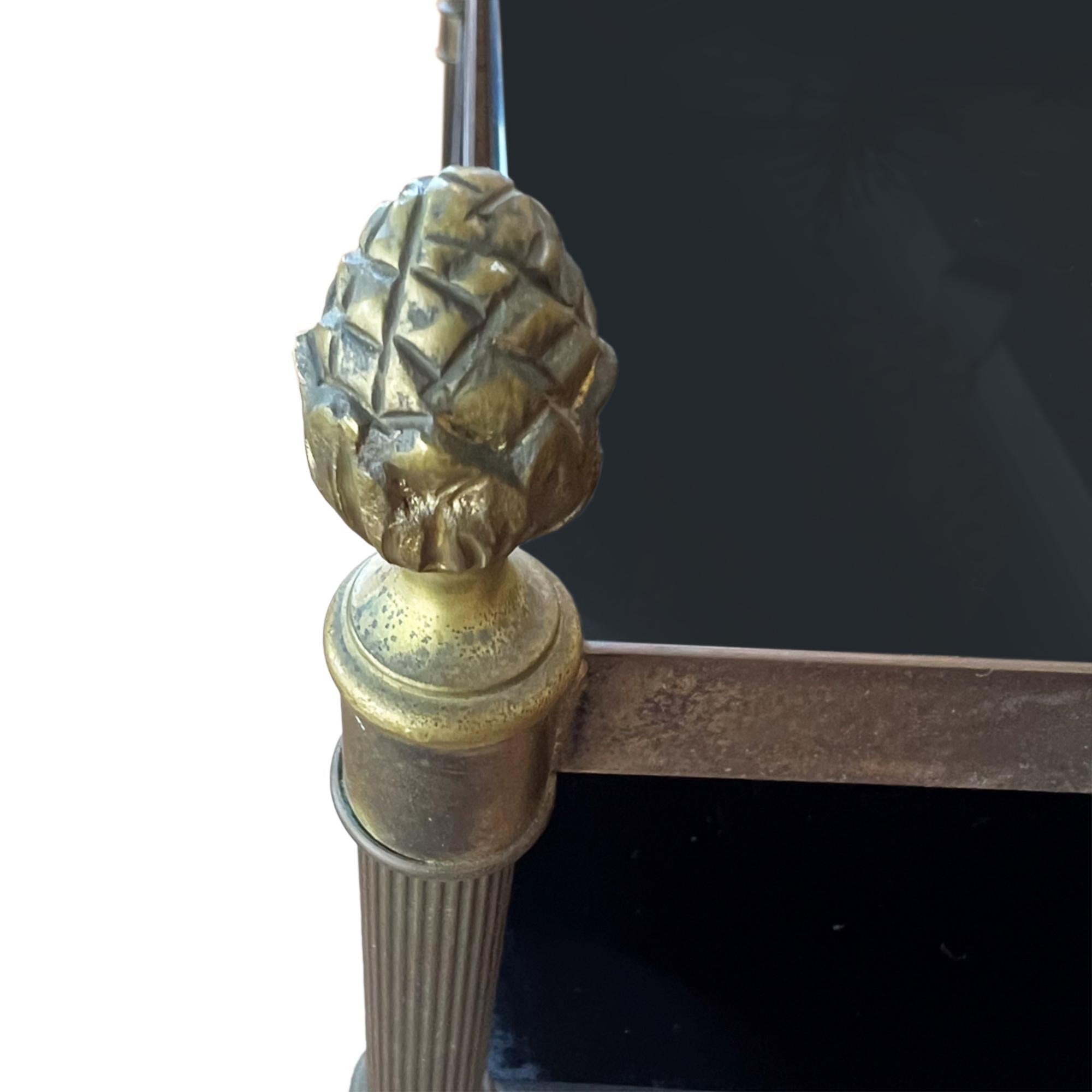 Table à trois plateaux en verre noir de style français du milieu du siècle Bon état - En vente à London, GB