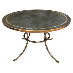 Tavolino in ottone stile metà secolo con finitura effetto bambù e piano in pelle verde lavorata, Francia, anni ’60