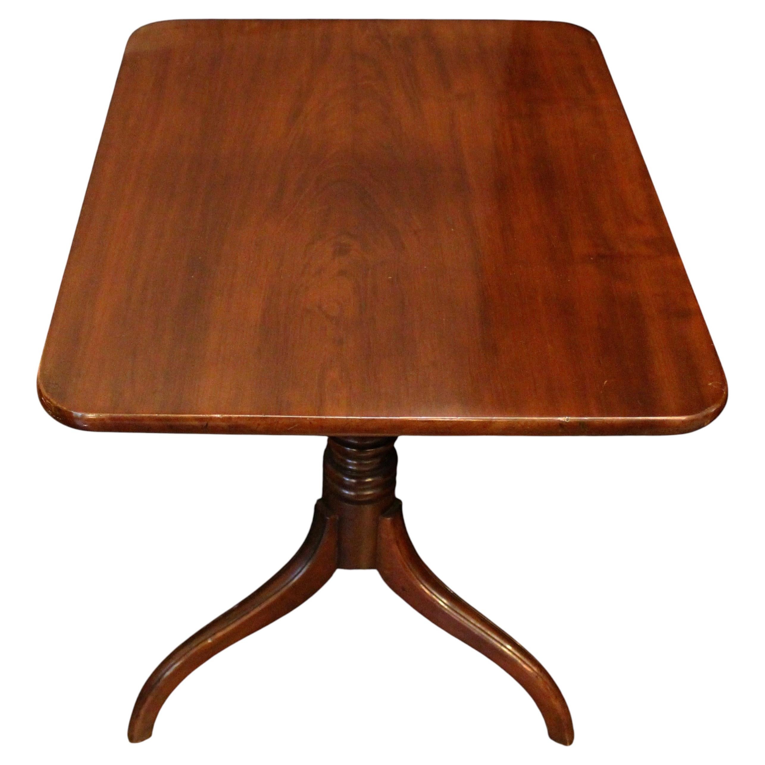 Mesa basculante inglesa de principios del siglo XIX