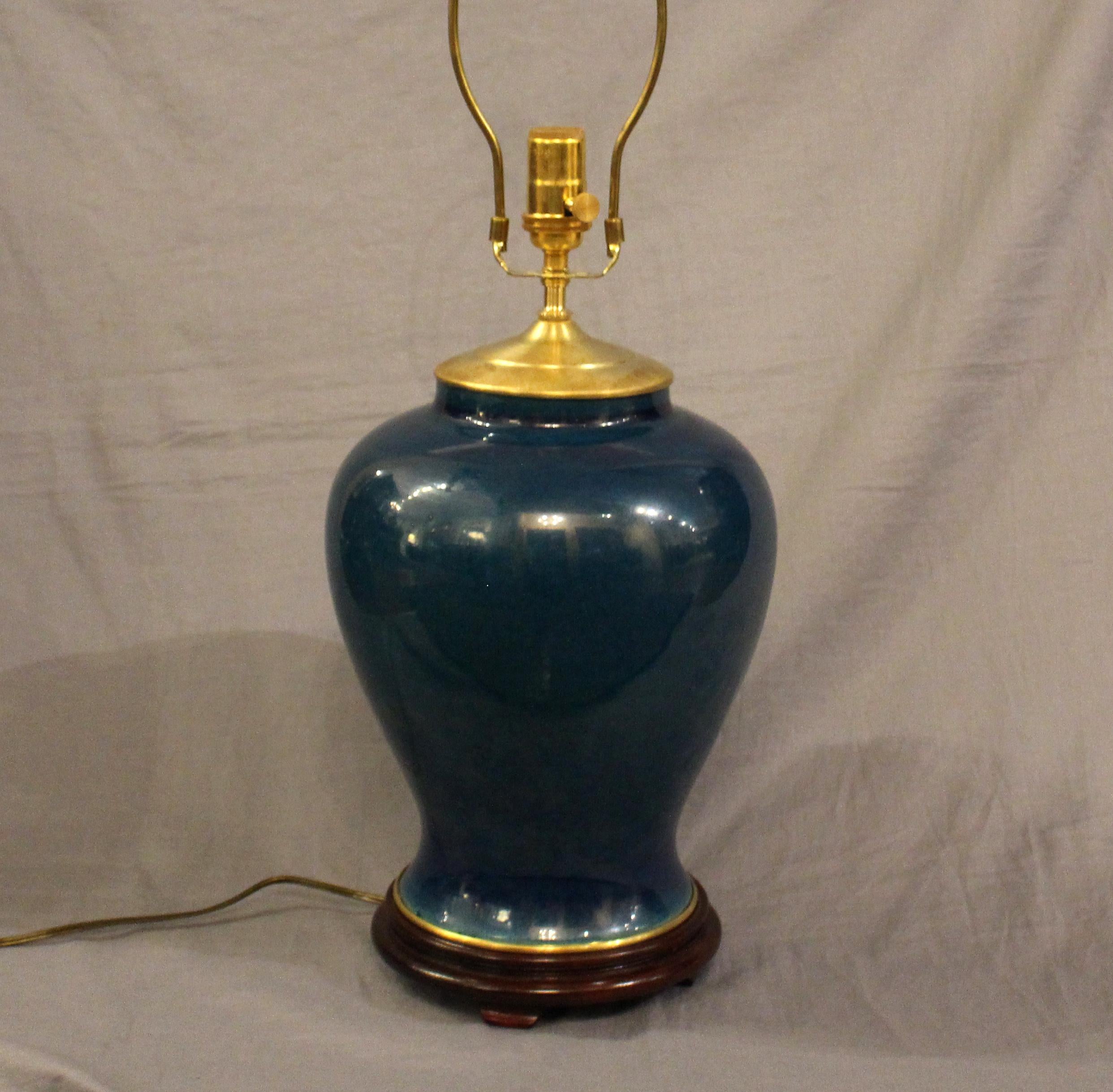 Paire de lampes de table en porcelaine du milieu du 20e siècle, chinoises. Beau bleu sarcelle, forme de pot de gingembre. Nouvellement remonté et électrifié. Très bonne qualité.
18.75