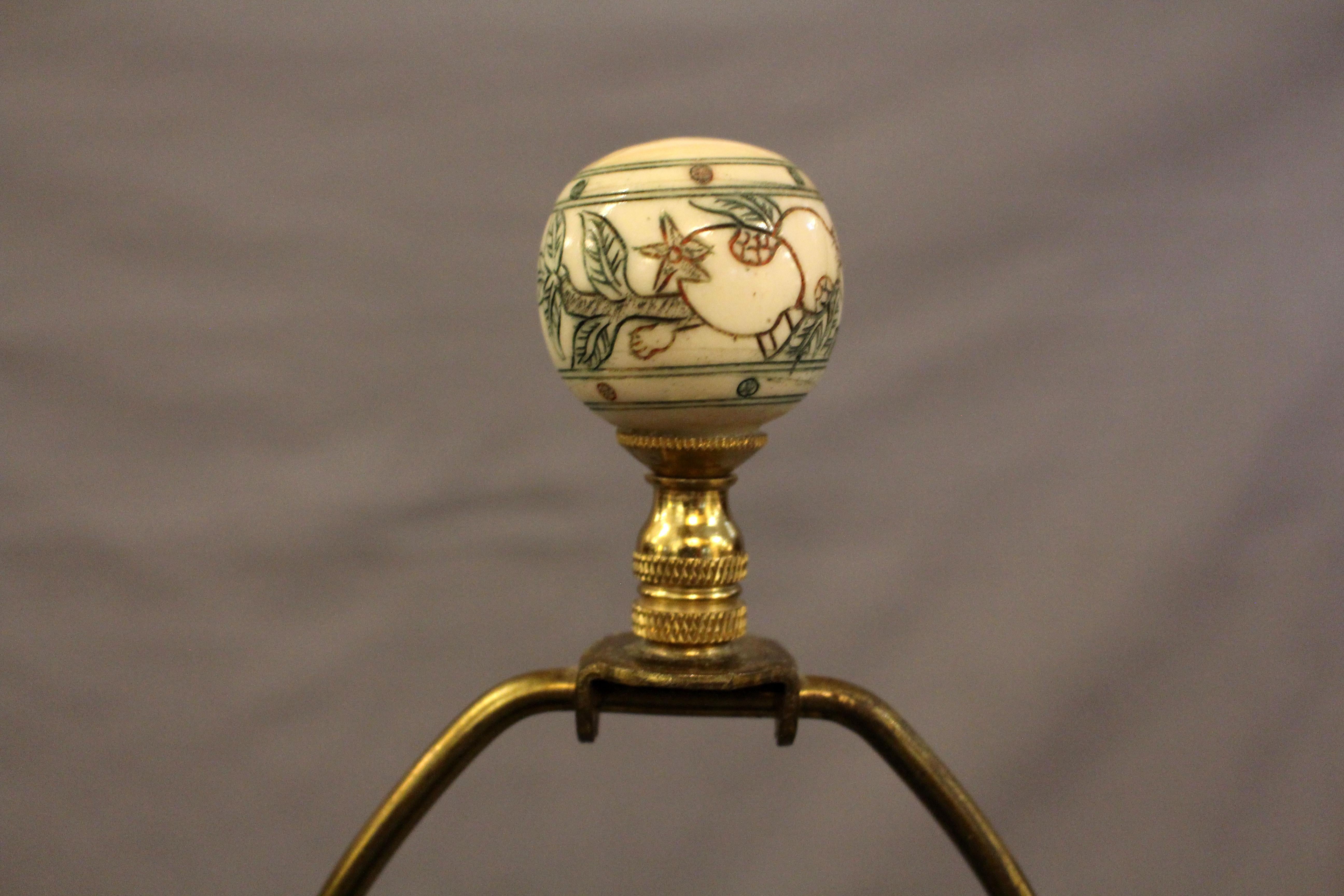 Paire de lampes de table à jarre en porcelaine chinoise du milieu du 20e siècle Bon état - En vente à Chapel Hill, NC