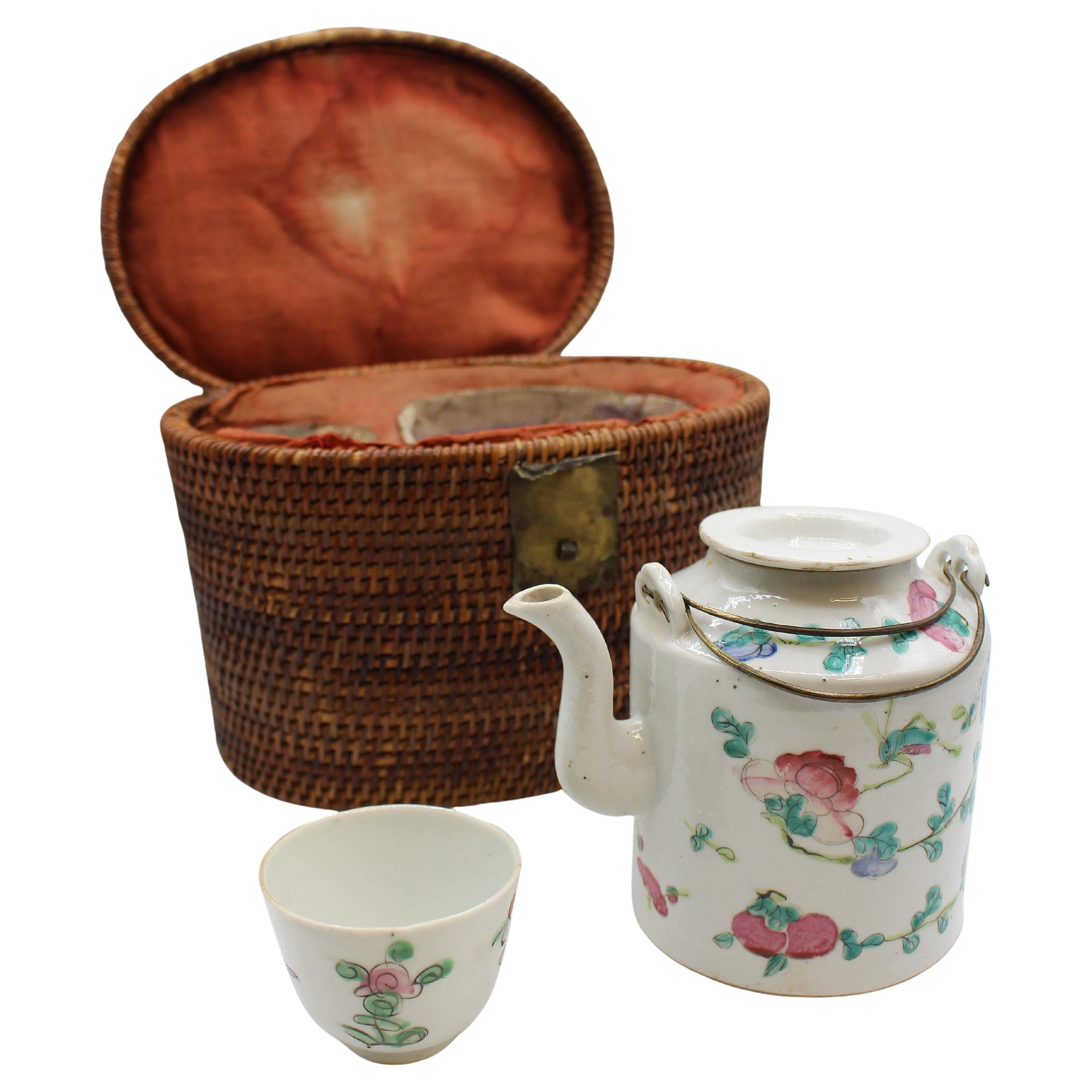 CIRCA 1880s Famille Rose Teekanne & Teeschale in Korb