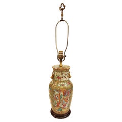 Vase à médaillon rose en porcelaine d'exportation chinoise du milieu du 19e siècle monté en lampe