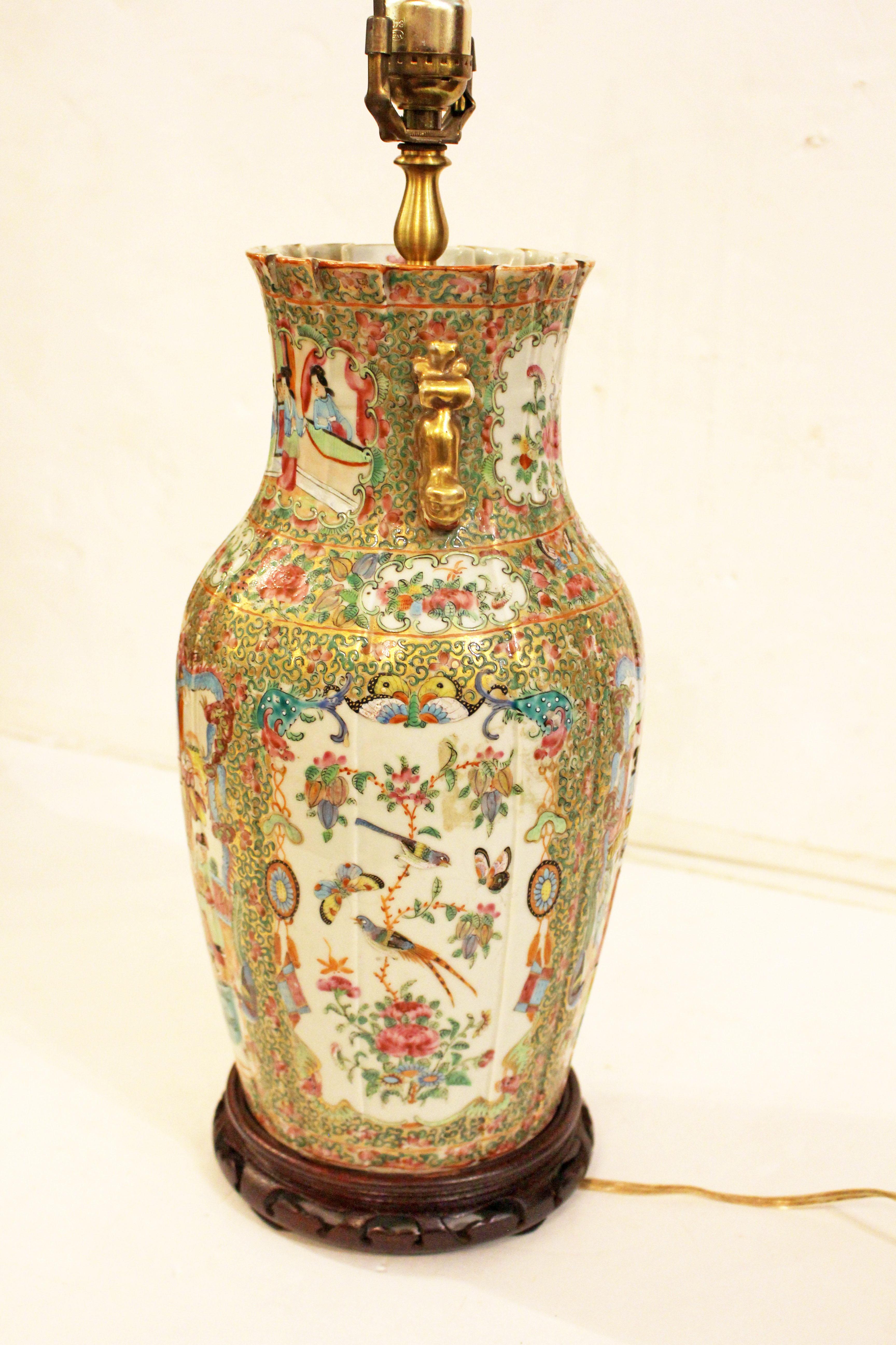 Jarrón con medallón de rosas de porcelana china de exportación de mediados del siglo XIX montado como lámpara en Bueno estado para la venta en Chapel Hill, NC