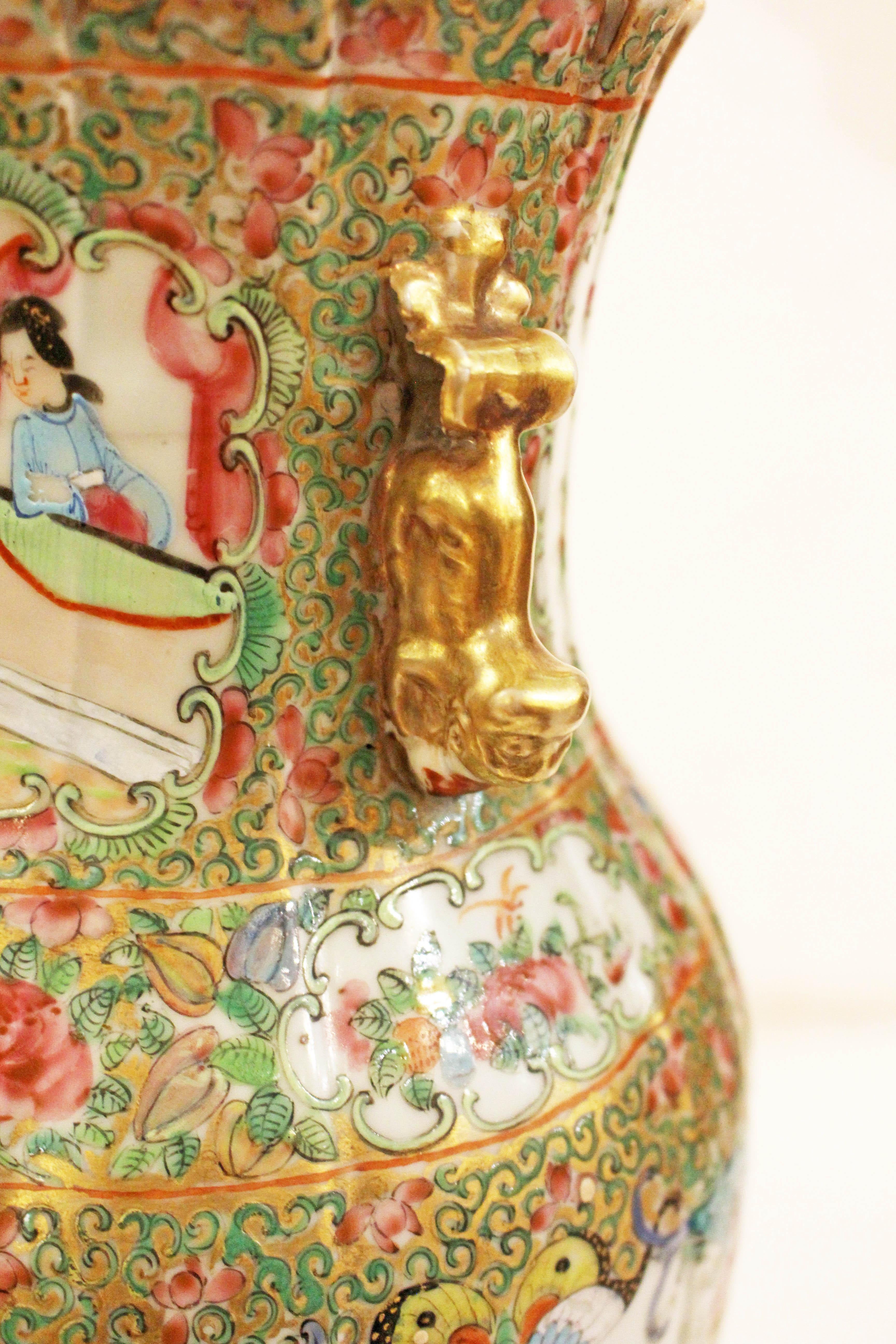 Jarrón con medallón de rosas de porcelana china de exportación de mediados del siglo XIX montado como lámpara Porcelana en venta