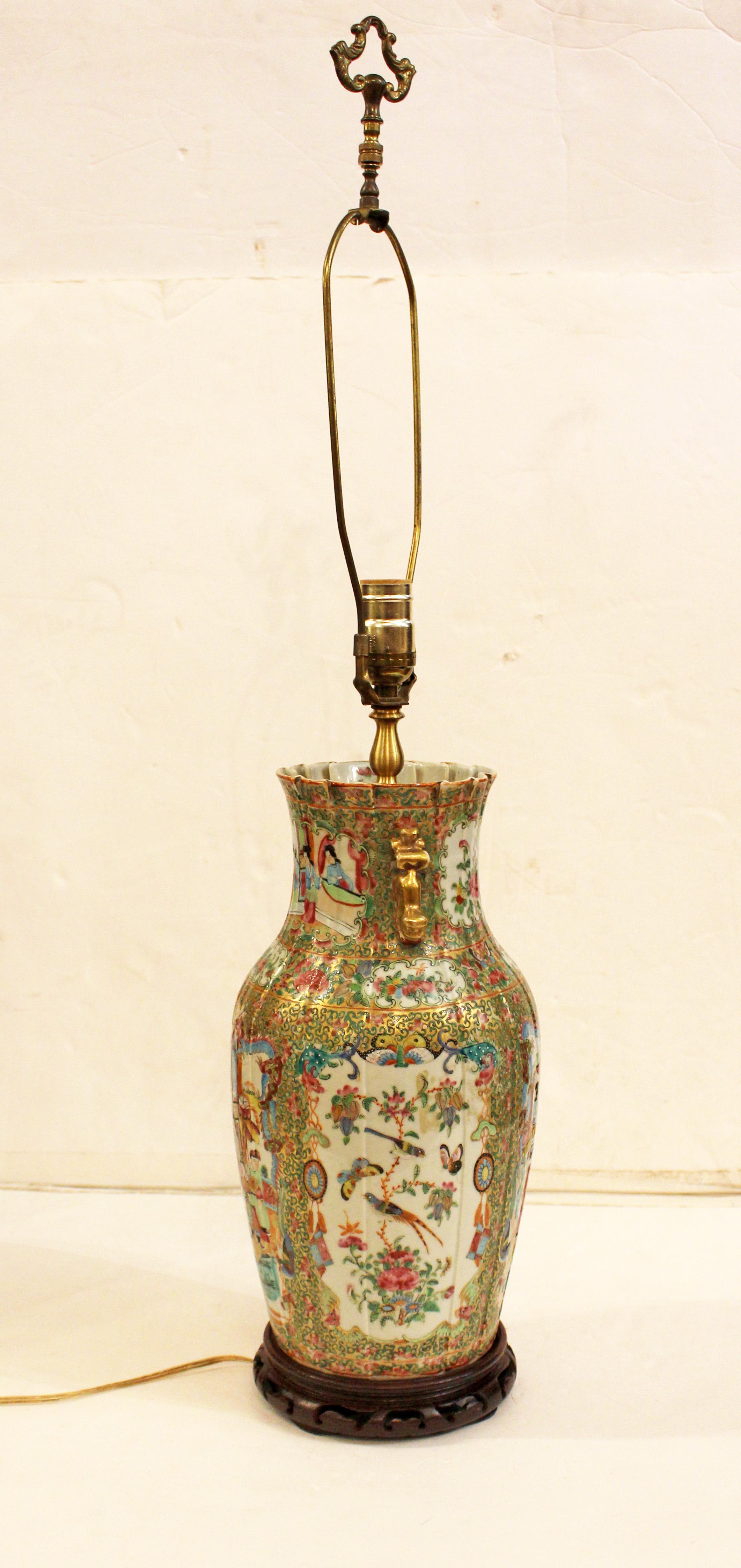 Jarrón con medallón de rosas de porcelana china de exportación de mediados del siglo XIX, montado como lámpara. Muy buena calidad, con asas de león foo; cuerpo moldeado en panel con parte superior plegada de lino. Perfección para esta forma. Jarrón: