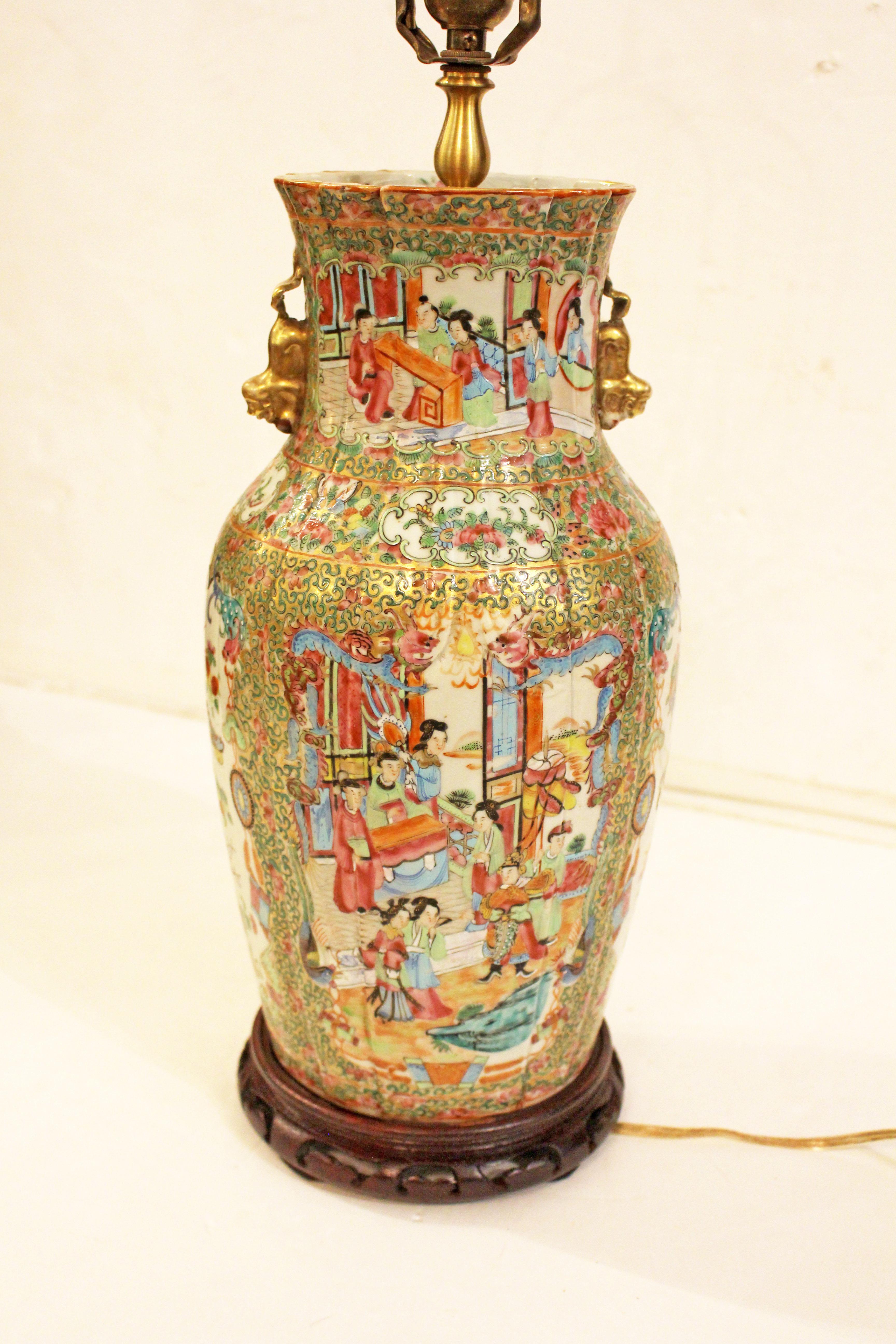 Jarrón con medallón de rosas de porcelana china de exportación de mediados del siglo XIX montado como lámpara Chino en venta