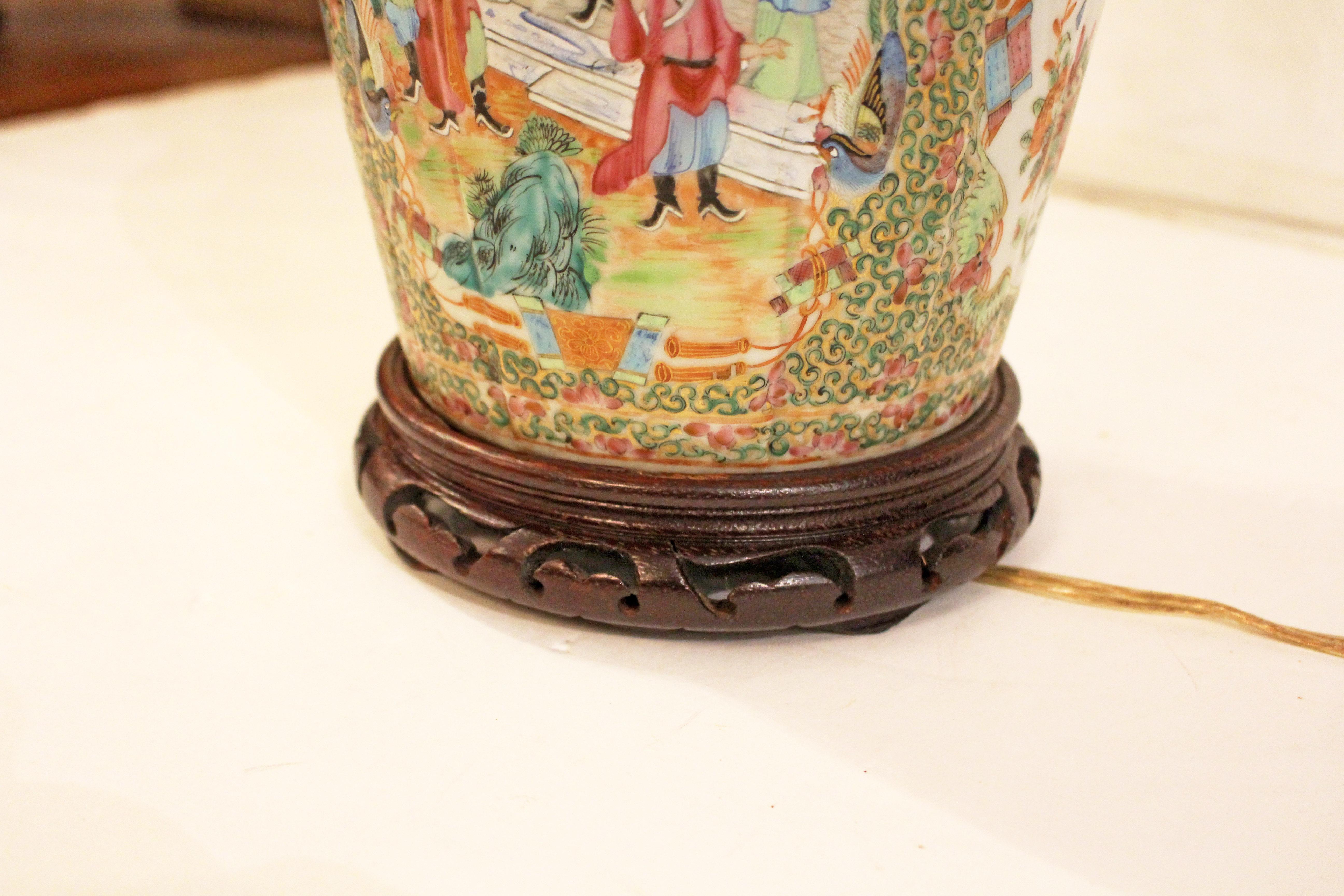 Jarrón con medallón de rosas de porcelana china de exportación de mediados del siglo XIX montado como lámpara Exportación china en venta
