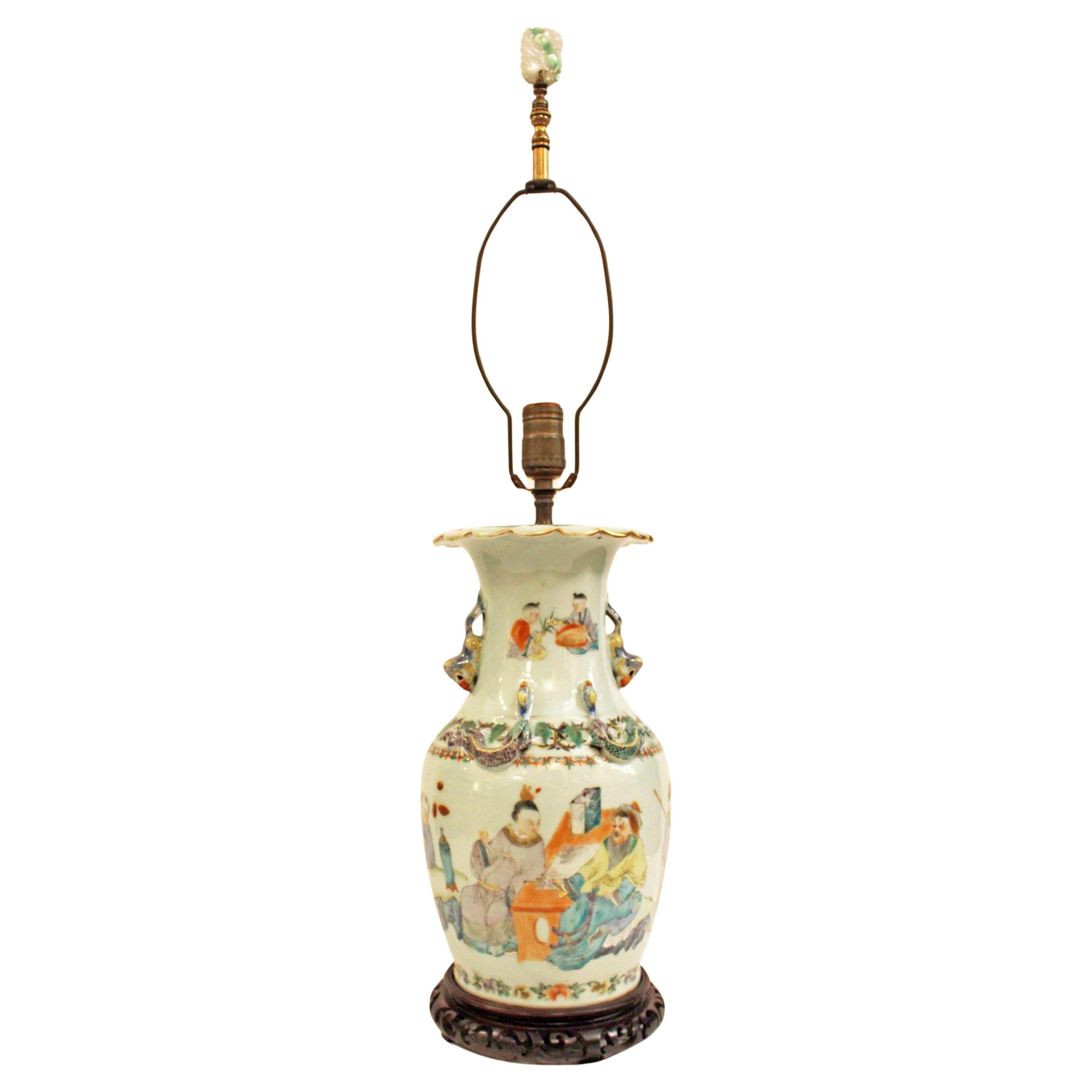Circa 1890 Jarrón de porcelana china de exportación Famille Rose montado como lámpara
