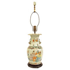 Vers 1890 Vase en porcelaine d'exportation chinoise Famille Rose monté en lampe