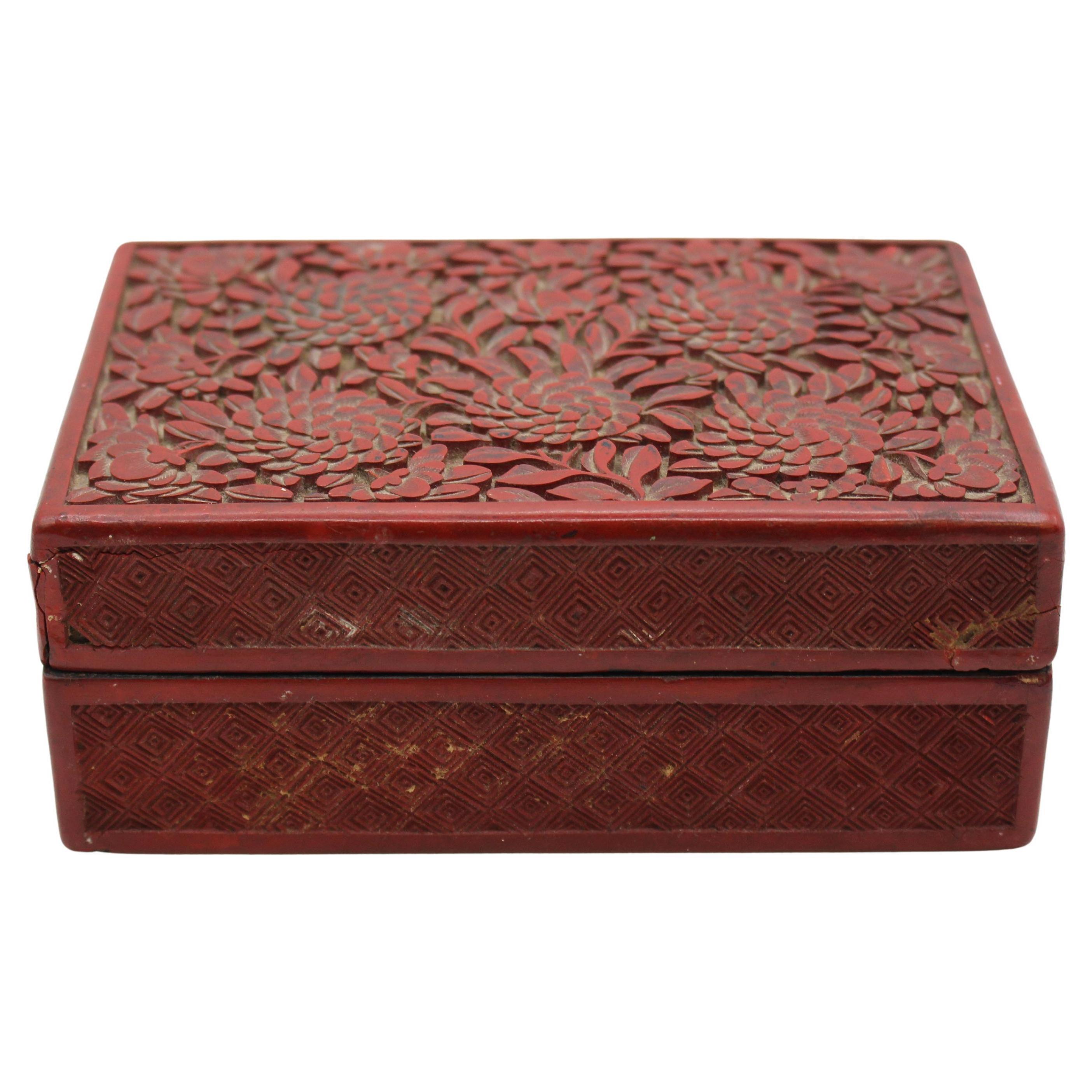 Caja china de laca tallada en cinabrio de finales del siglo XIX en venta