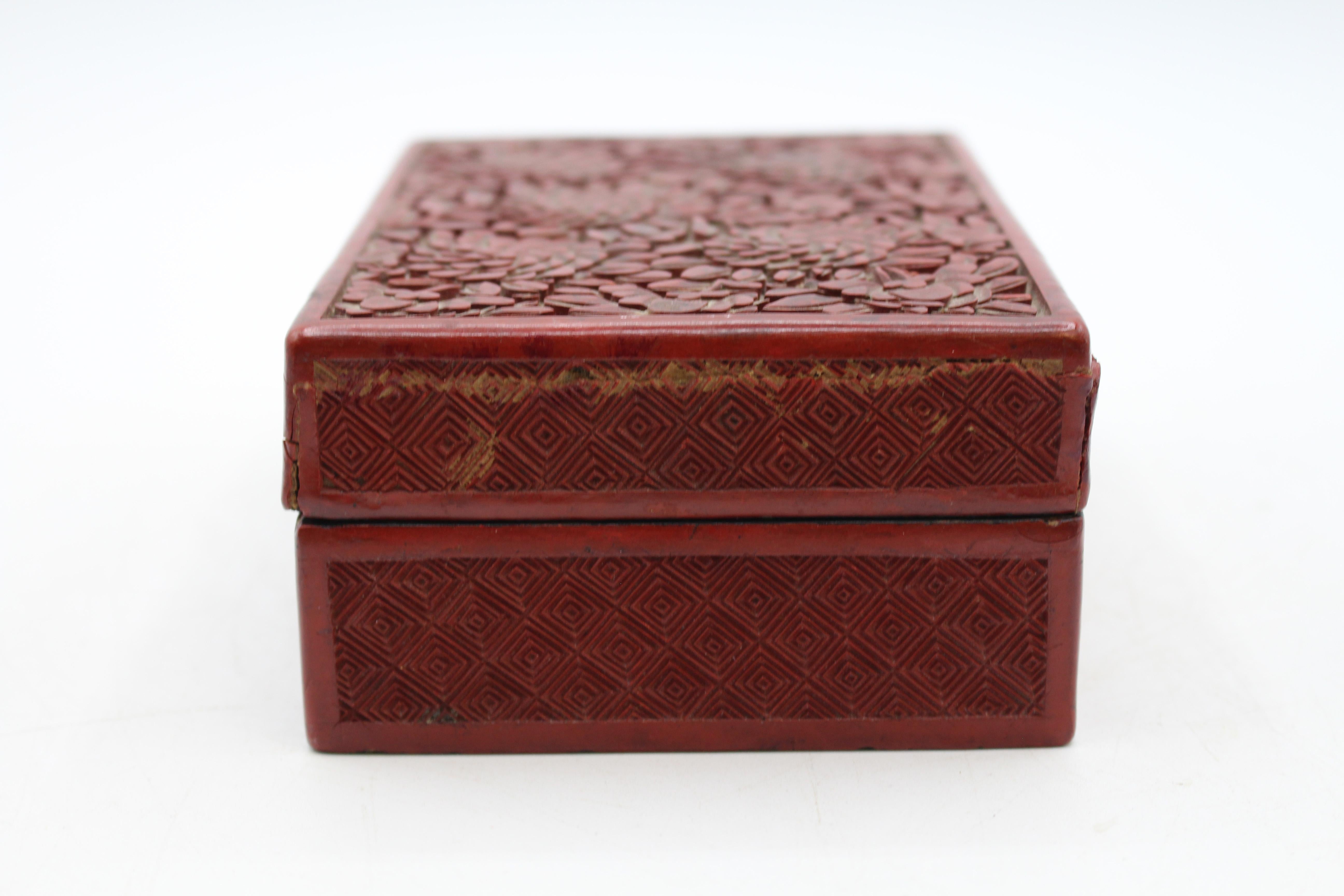 Caja china de laca tallada en cinabrio de finales del siglo XIX Qing en venta