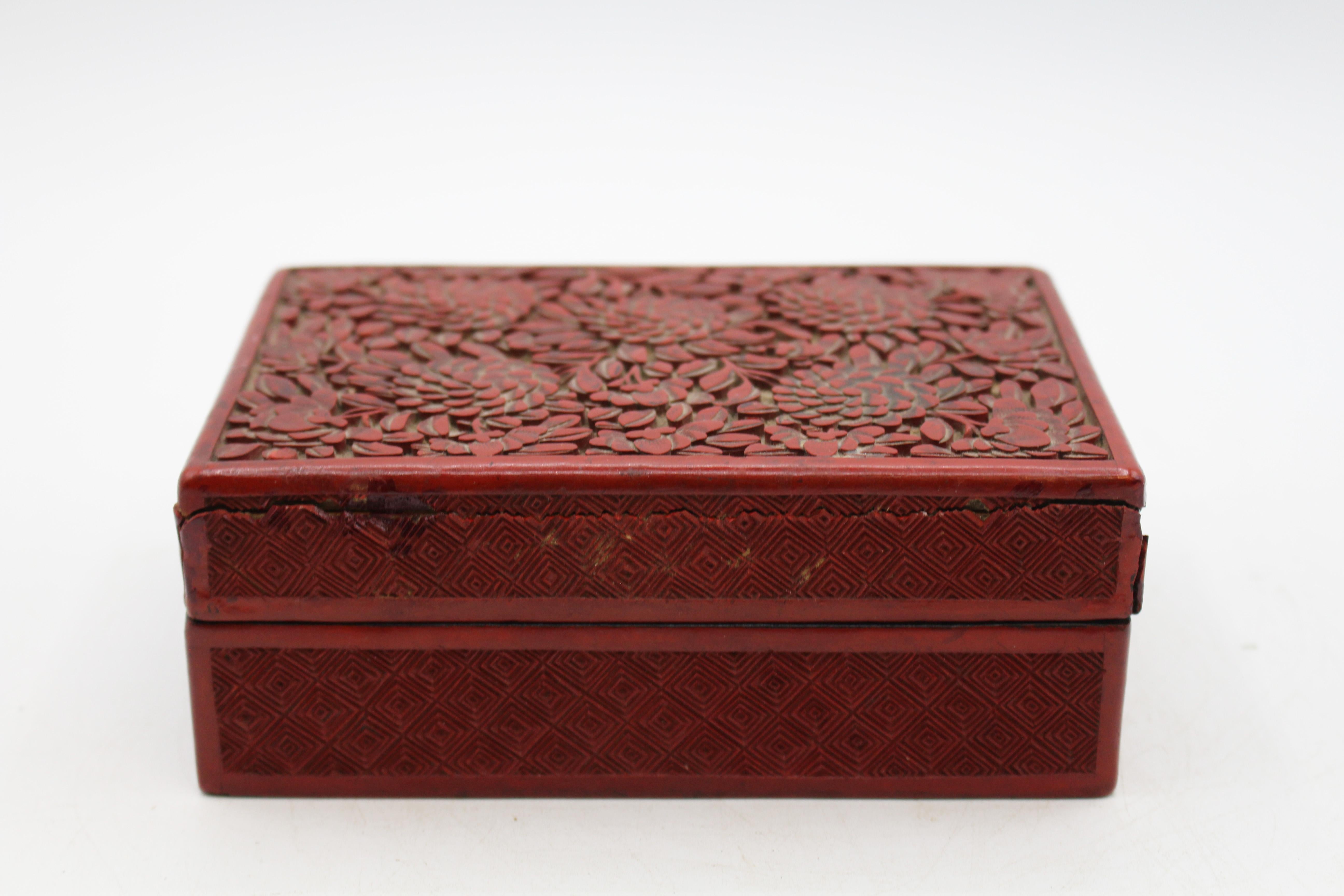 Caja china de laca tallada en cinabrio de finales del siglo XIX Chino en venta