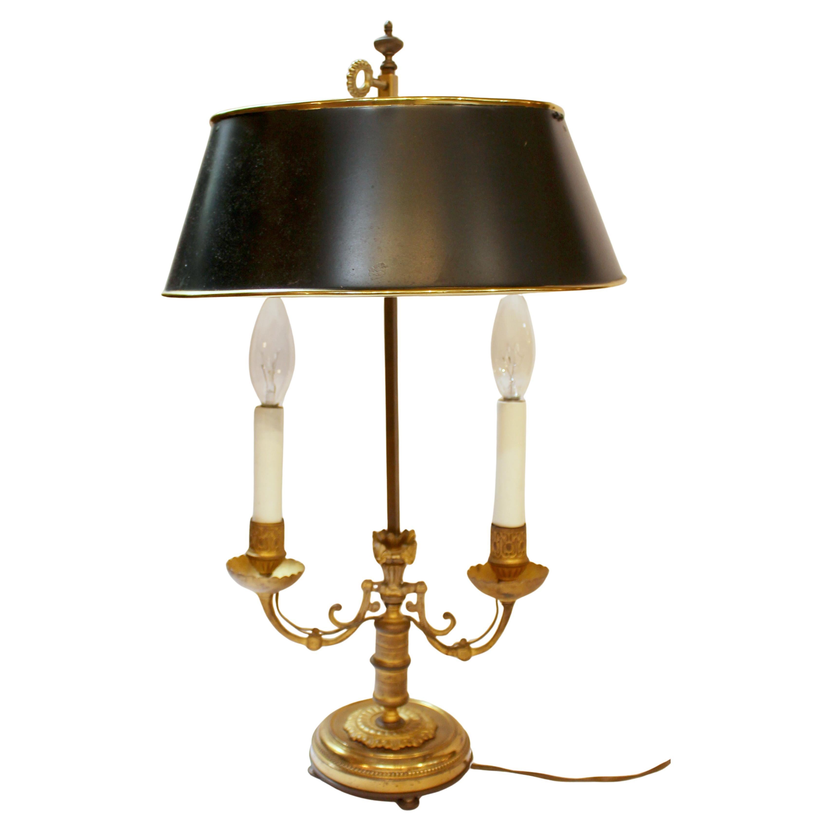 Lampada bouillotte in bronzo dorato e bronzo spazzolato, francese, anni '20 circa. Doppia luce. Francese cablato. Tocchi di revival egiziano nella decorazione - acanto stilizzato e altri motivi. Ciotola a forma di bobeche. Piedi torniti. Paralume da
