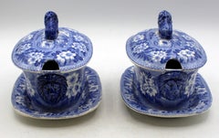 Um 1810–1820: Ein Paar blau-weiße Staffordshire-Sauciers und Unterteller