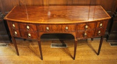 Sideboard mit gewölbter Vorderseite aus der Zeit Georgs III., ca. 1790–1810, England