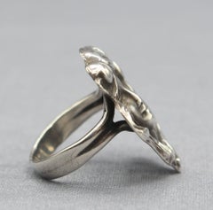 Vers 1900. Bague en argent massif représentant un visage de femme, signée William B. Kerr