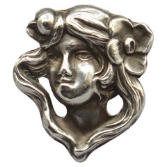 Vers 1900. Bague en argent massif représentant un visage de femme, signée William B. Kerr