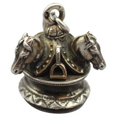 1838-1910 : Pendentif en argent 800 et agate, orné de dentelle sur le thème de l'équitation française