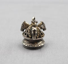 1838-1910 Ciondolo in argento 800 con agata e pizzo a tema equestre francese