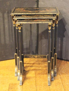 Set di tre tavolini laccati in stile edoardiano inglese, risalenti al 1900 circa