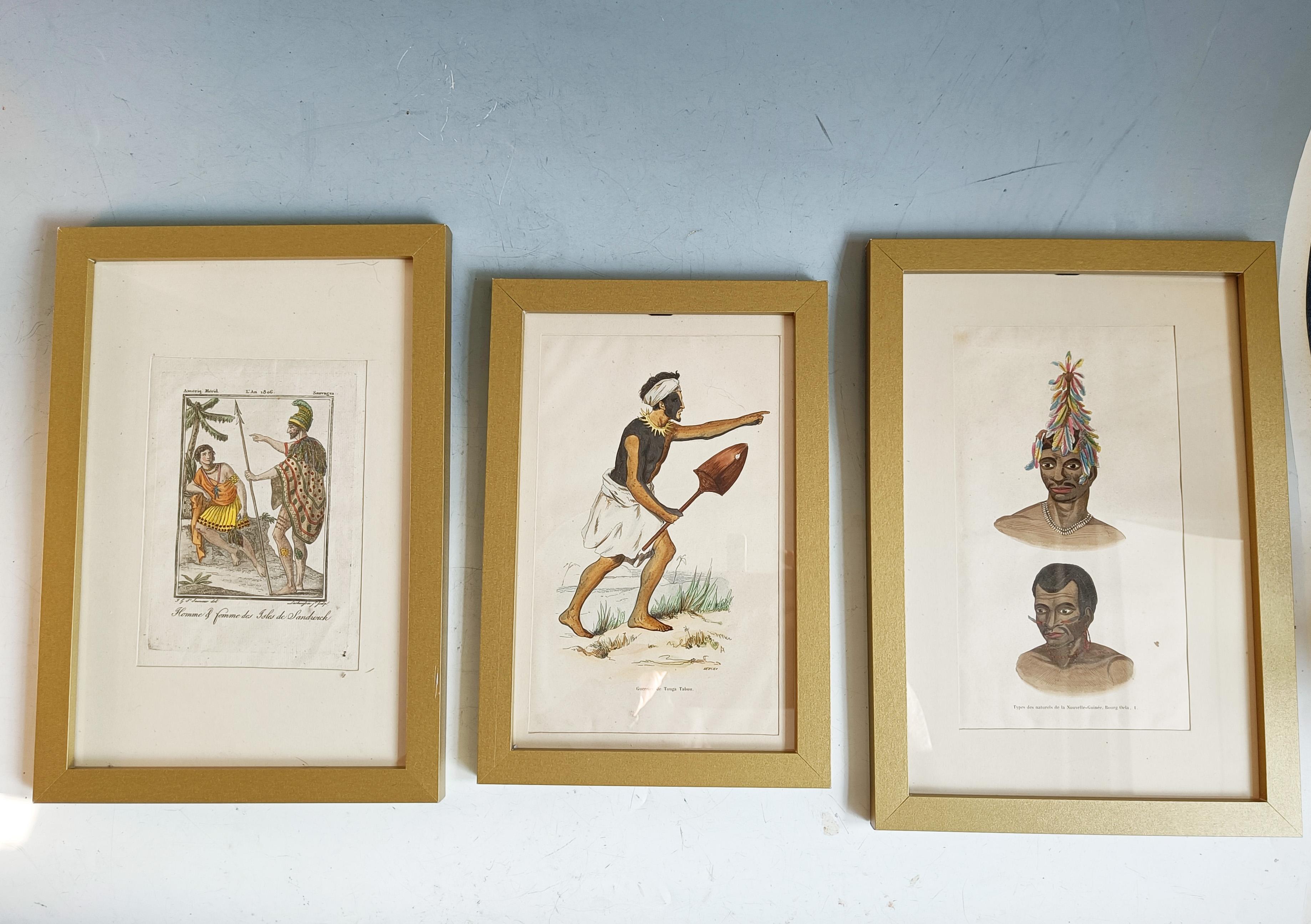 Antike ethnographische Stammesdrucke  

Drei handkolorierte Lithografien aus dem 19. Jahrhundert, die Stammesvölker aus Papua-Neuguinea, Tonga und den Sandwich-Inseln zeigen 

Gerahmt in einem einfachen Fotorahmen mit Plexiglas 

Zustand: Gut, 