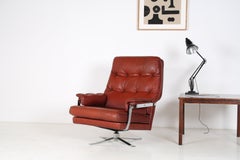 Silla giratoria de cuero marrón anaranjado quemado de mediados de siglo de 1960 al estilo de Arne Norell