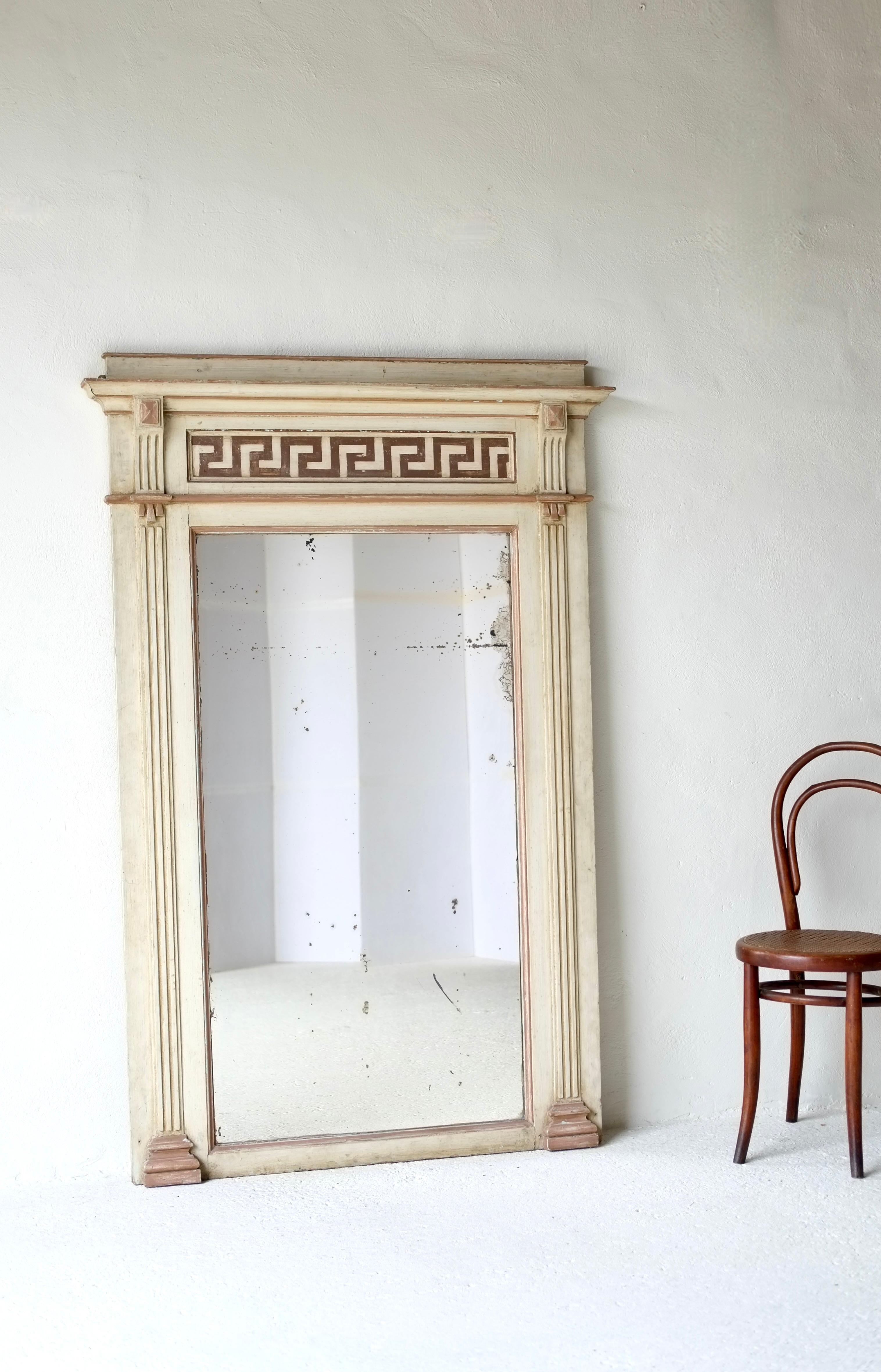 Specchio a molo in pino neoclassico del XIX secolo.

Realizzato in Italia e realizzato in pino verniciato. Il suo design presenta le linee pulite e le proporzioni equilibrate tipiche dello stile neoclassico. Nella parte superiore, c'è un classico