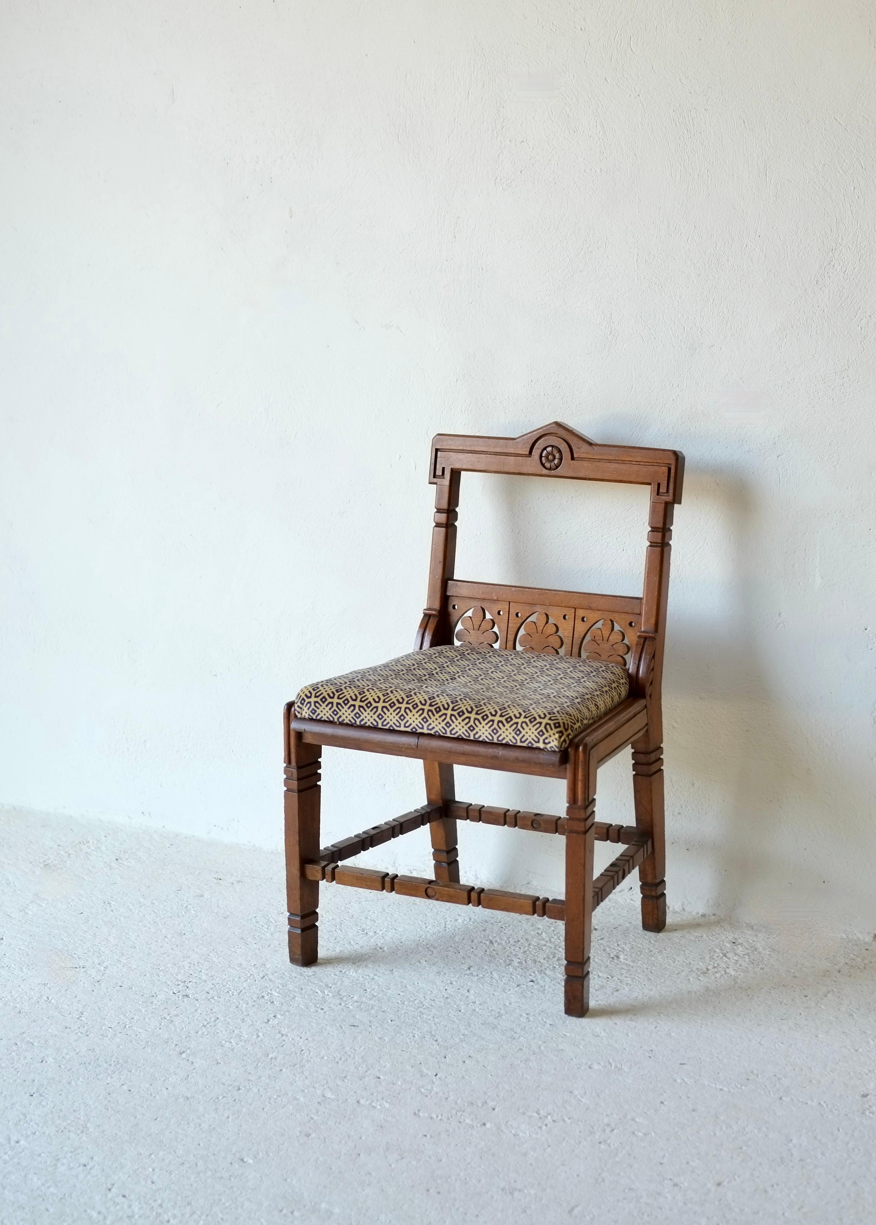 Chaise d'appoint en chêne du mouvement esthétique de l'époque victorienne, à la manière de Charles Eastlake. 

Anglais, vers 1870

Le dossier est percé et repose sur une assise tapissée plus tardive. 

En bon état solide avec une légère décoloration
