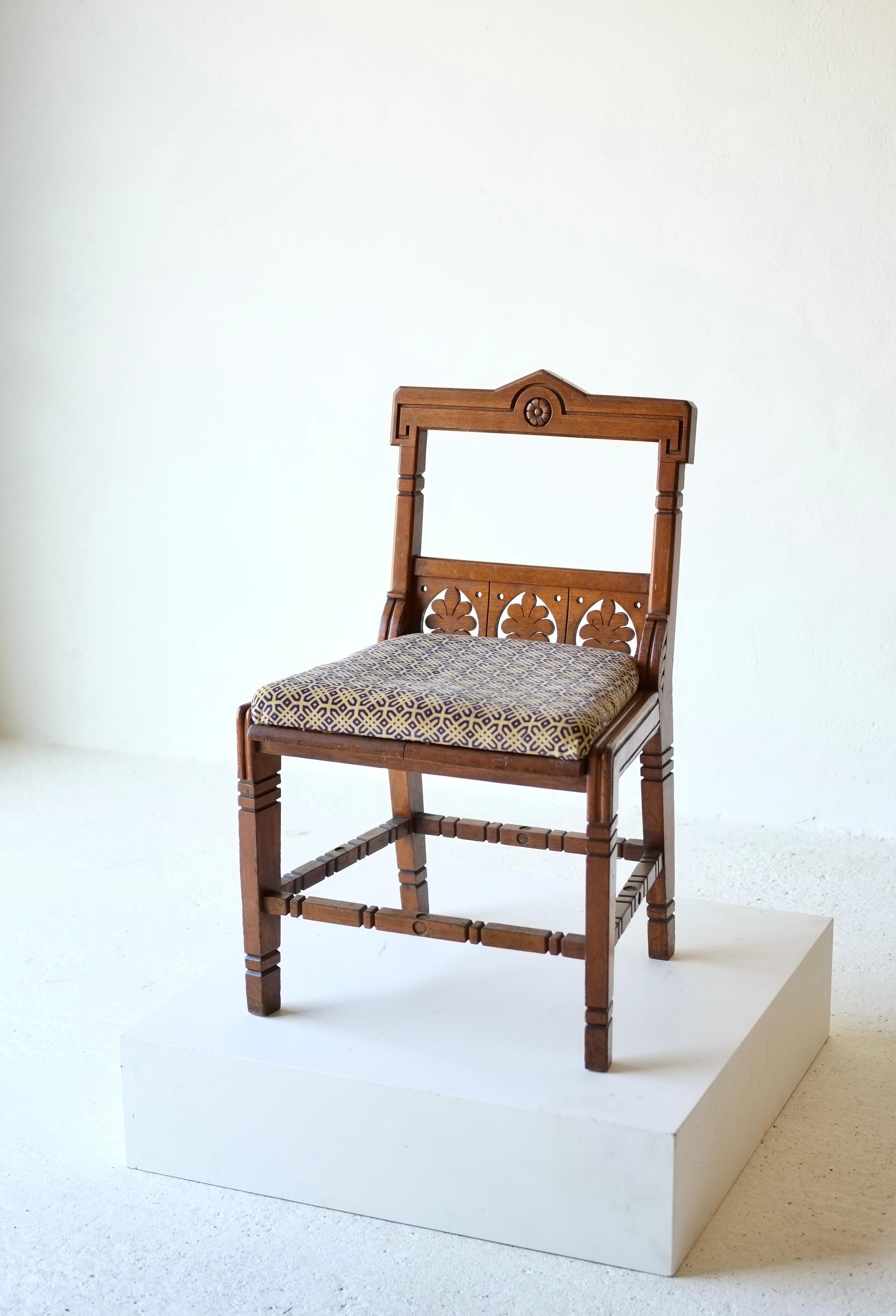 Chaise d'appoint en Oak Aesthetic Movement du 19e siècle en vente 9