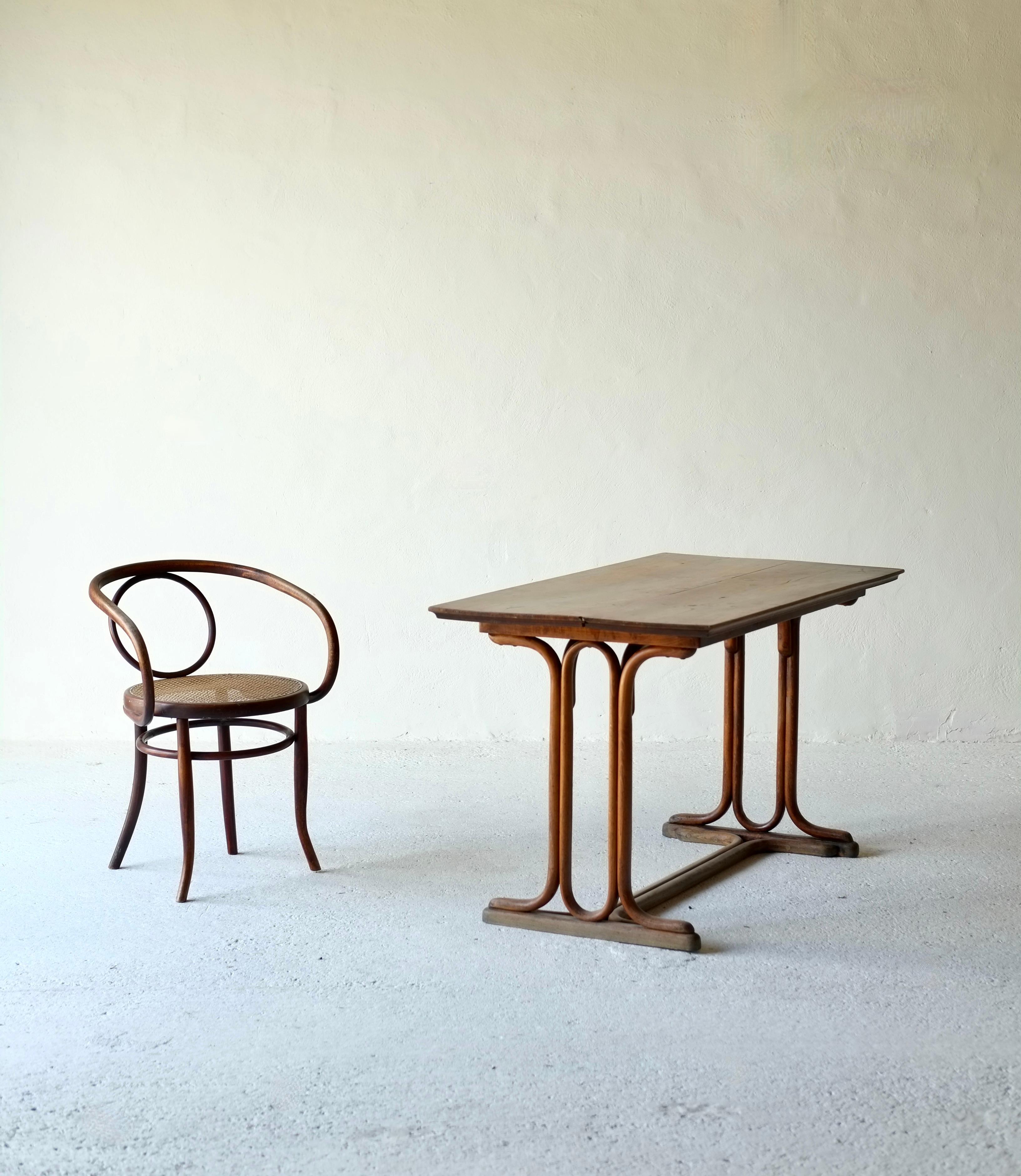 Rare chaise en bois courbé du début du 20e siècle de la société austro-hongroise Ungvar.

Ungvar a commencé à fabriquer des meubles en bois courbé dans le style de Thonet à la fin du XIXe siècle et a été racheté par Thonet dans les années 1930. S'il