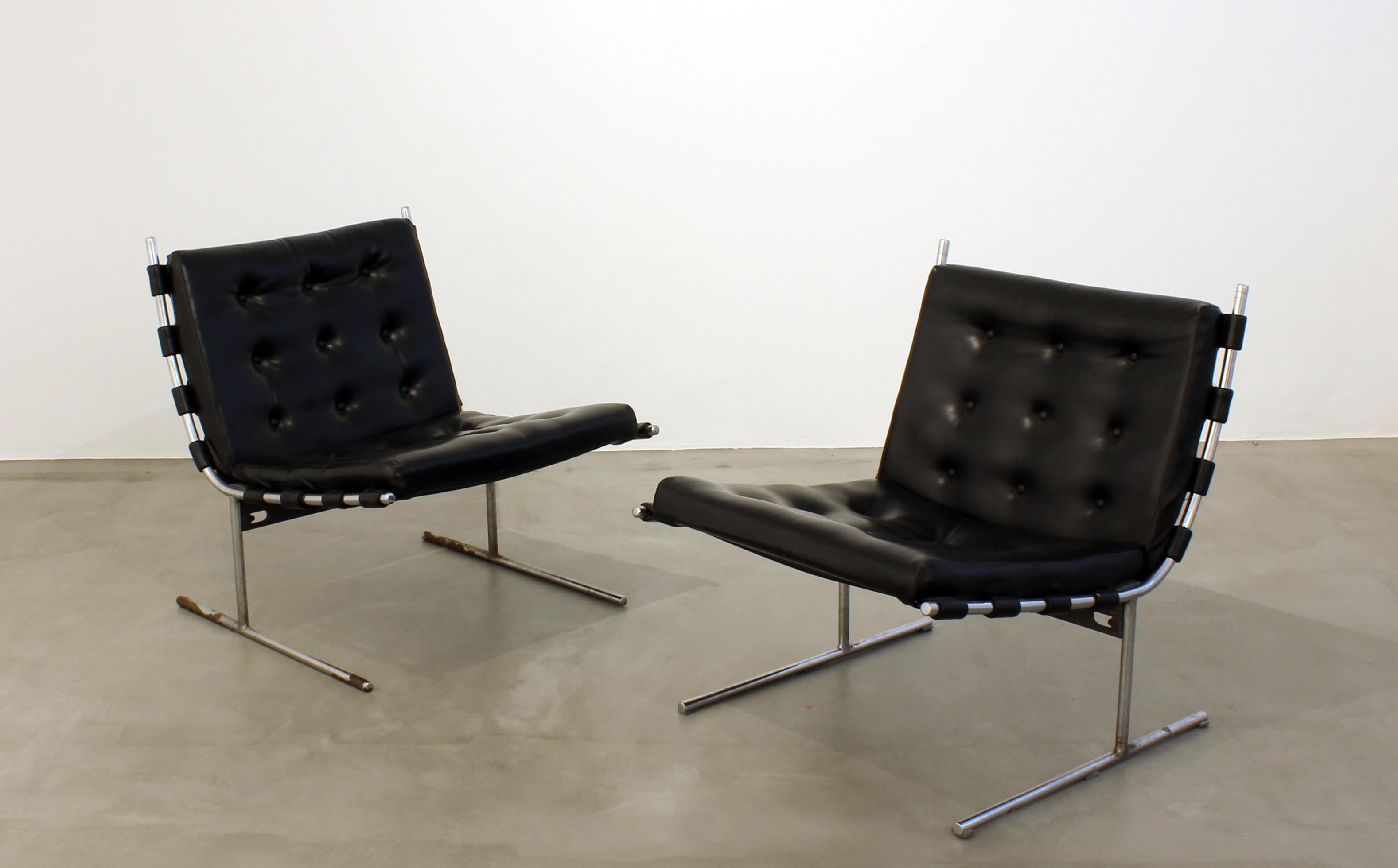 Son cadre métallique élégant et son revêtement noir brillant en font un fauteuil de salon vintage sophistiqué du maître brésilien Jorge Zalszupin.
